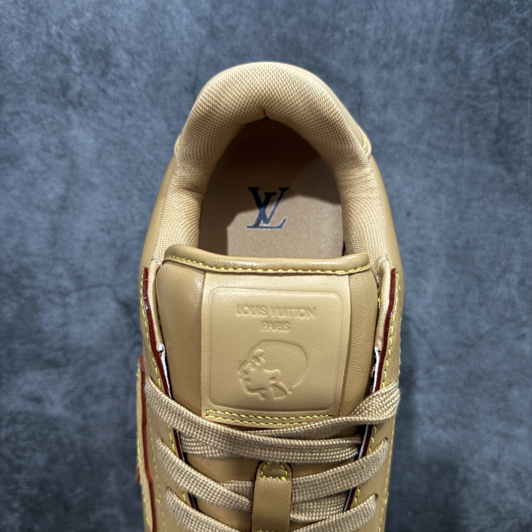 图片[8]-【YS纯原】莞产顶级 大厂出品 品控稳定 LOUIS VUITTON × NIGO 联名款 Buttersoft FW25 牛皮革 / 羊皮革 · 压纹 · 系带圆头 · 低帮 ✦ LV × Nigo 联名 FW25 最新 Buttersoft 系列 ✦ 菲董操刀设计，阿甘鞋轮廓融合面包鞋风格 ✦ 鞋型饱满但比例克制，上脚呈现慵懒高级感 ✦ 厚鞋舌＋宽鞋带结构 ✦ 鞋面采用头层牛皮＋羊皮革压纹 ✦ 皮质细腻，纹理自然，耐看耐穿 ✦ 鞋底为原版开模防滑 TPU 大底 ✦ 全系列暴力拆借 原版开发 ✦ 结构、比例与用料统一度高 尺码：35–45-选品中心