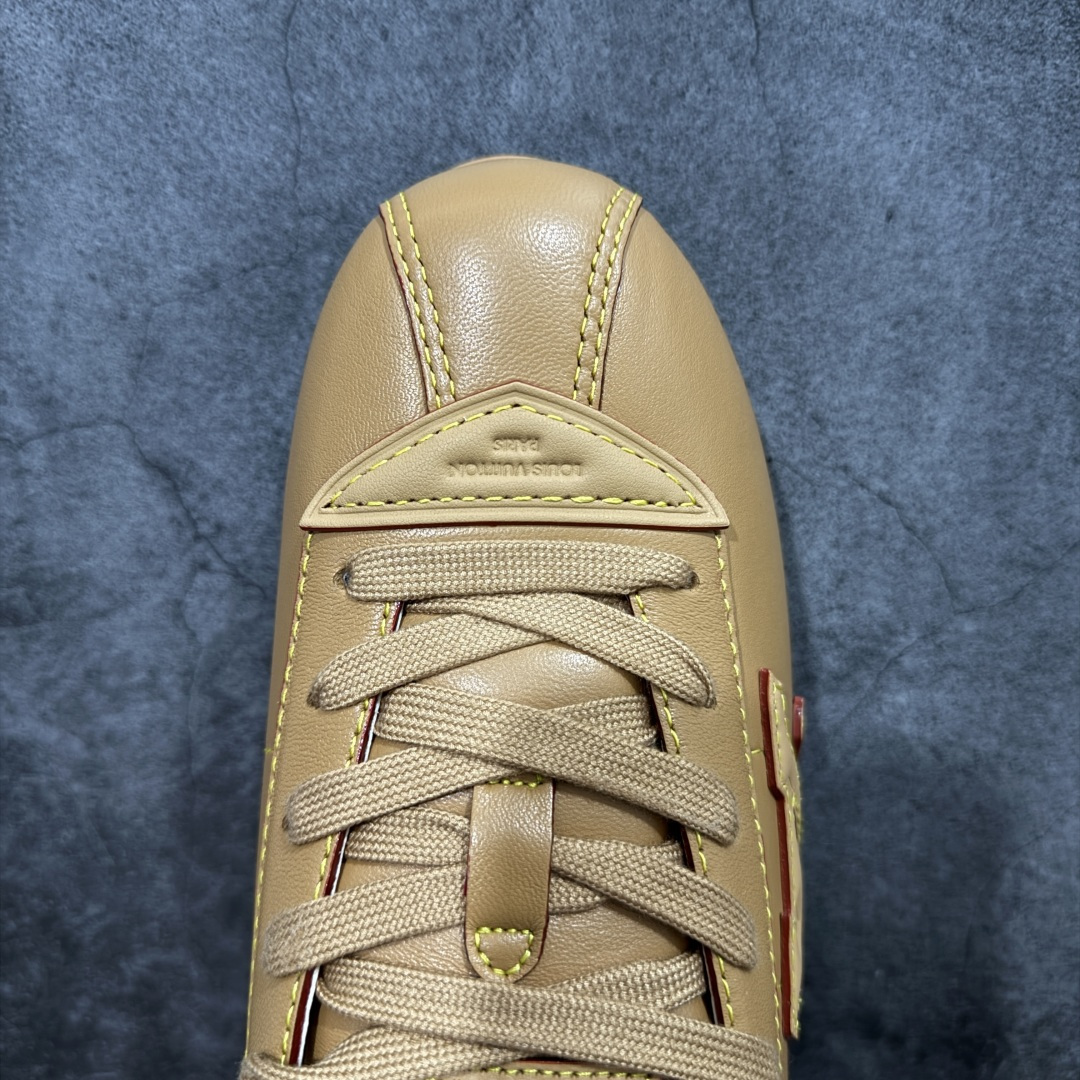 图片[5]-【YS纯原】莞产顶级 大厂出品 品控稳定 LOUIS VUITTON × NIGO 联名款 Buttersoft FW25 牛皮革 / 羊皮革 · 压纹 · 系带圆头 · 低帮 ✦ LV × Nigo 联名 FW25 最新 Buttersoft 系列 ✦ 菲董操刀设计，阿甘鞋轮廓融合面包鞋风格 ✦ 鞋型饱满但比例克制，上脚呈现慵懒高级感 ✦ 厚鞋舌＋宽鞋带结构 ✦ 鞋面采用头层牛皮＋羊皮革压纹 ✦ 皮质细腻，纹理自然，耐看耐穿 ✦ 鞋底为原版开模防滑 TPU 大底 ✦ 全系列暴力拆借 原版开发 ✦ 结构、比例与用料统一度高 尺码：35–45-选品中心