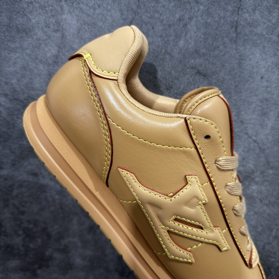 图片[7]-【YS纯原】莞产顶级 大厂出品 品控稳定 LOUIS VUITTON × NIGO 联名款 Buttersoft FW25 牛皮革 / 羊皮革 · 压纹 · 系带圆头 · 低帮 ✦ LV × Nigo 联名 FW25 最新 Buttersoft 系列 ✦ 菲董操刀设计，阿甘鞋轮廓融合面包鞋风格 ✦ 鞋型饱满但比例克制，上脚呈现慵懒高级感 ✦ 厚鞋舌＋宽鞋带结构 ✦ 鞋面采用头层牛皮＋羊皮革压纹 ✦ 皮质细腻，纹理自然，耐看耐穿 ✦ 鞋底为原版开模防滑 TPU 大底 ✦ 全系列暴力拆借 原版开发 ✦ 结构、比例与用料统一度高 尺码：35–45-选品中心