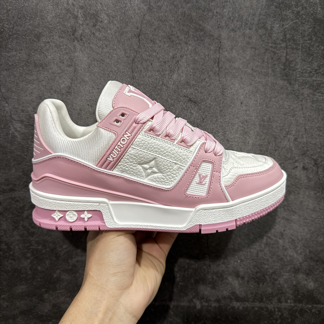 【天花板/Goat版】 市场最强版 没有之一的存在💪🏻 Louis Vuitton LV Trainer 系列全新版上架 手里有正品的可以对比下🆚懂货的看细节‼️ 此版品质是市场从未达到的新高度！ 整体版型 皮料 牛仔布的色差 压花纹路清晰度 后跟版型等等 都可以自行对比[机智]吊打市场所有货，怒甩十条街的那种，直接来正品对比图🆚，欢迎拿市场各大工厂的货来对比！ 尺码：35-40码-选品中心