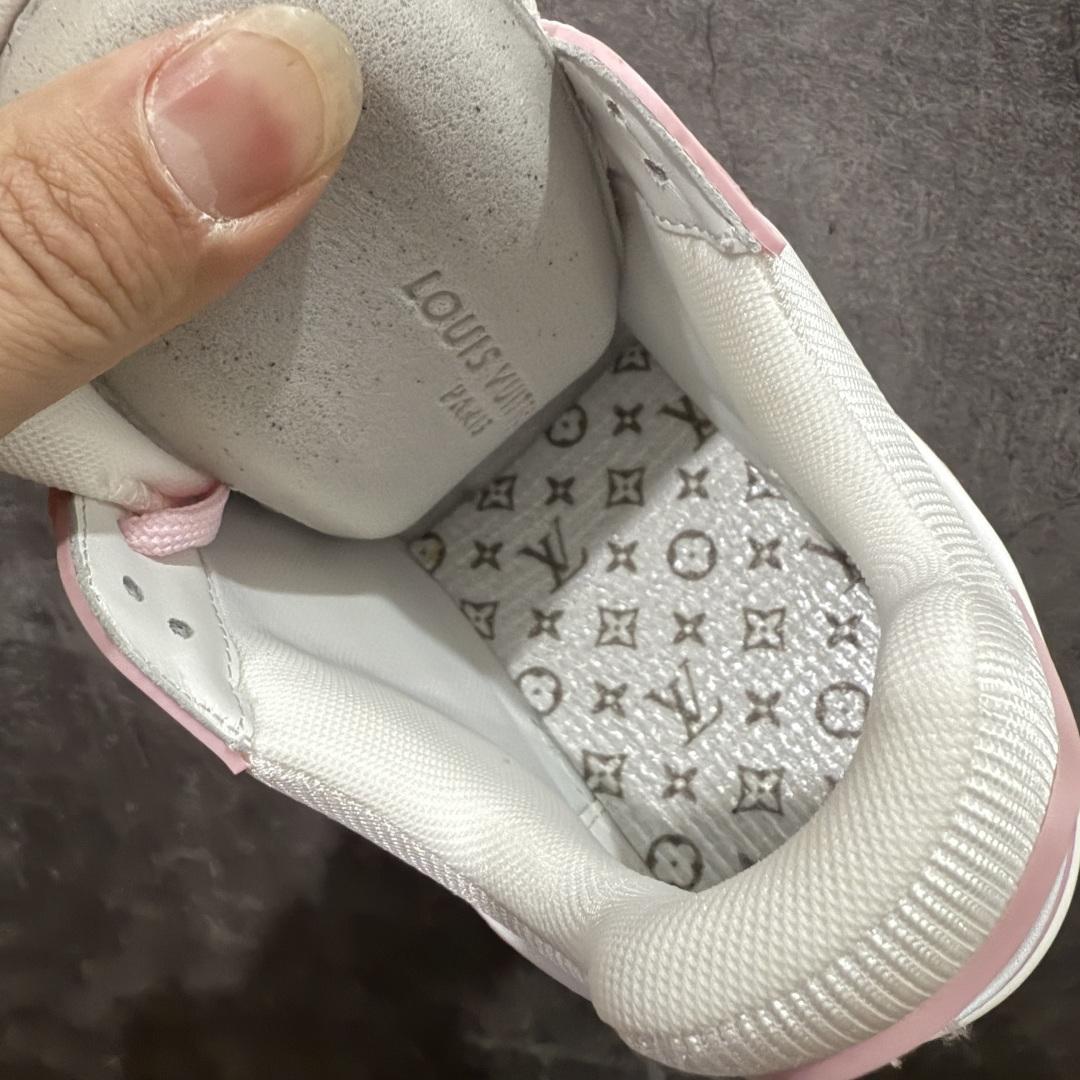 图片[9]-【天花板/Goat版】 市场最强版 没有之一的存在💪🏻 Louis Vuitton LV Trainer 系列全新版上架 手里有正品的可以对比下🆚懂货的看细节‼️ 此版品质是市场从未达到的新高度！ 整体版型 皮料 牛仔布的色差 压花纹路清晰度 后跟版型等等 都可以自行对比[机智]吊打市场所有货，怒甩十条街的那种，直接来正品对比图🆚，欢迎拿市场各大工厂的货来对比！ 尺码：35-40码-选品中心