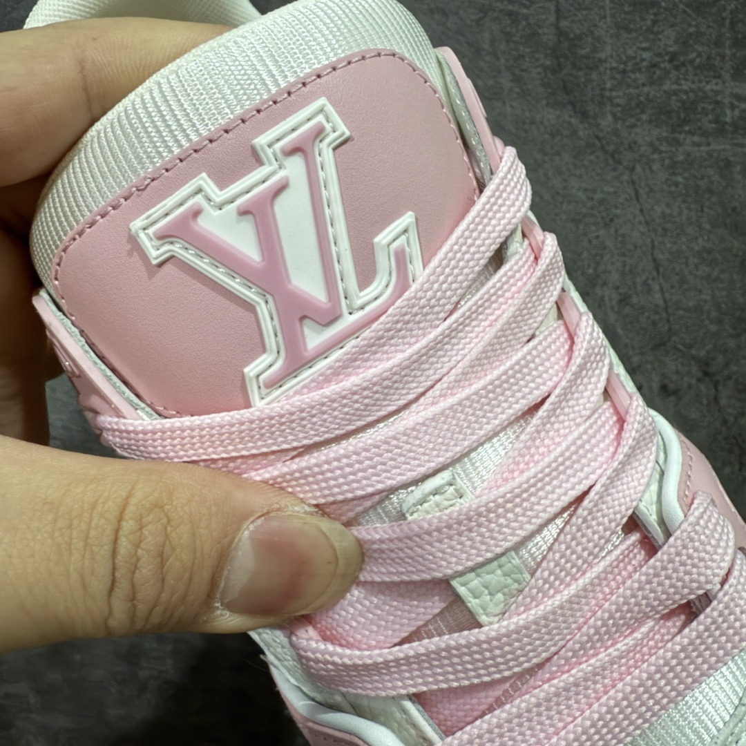 图片[6]-【天花板/Goat版】 市场最强版 没有之一的存在💪🏻 Louis Vuitton LV Trainer 系列全新版上架 手里有正品的可以对比下🆚懂货的看细节‼️ 此版品质是市场从未达到的新高度！ 整体版型 皮料 牛仔布的色差 压花纹路清晰度 后跟版型等等 都可以自行对比[机智]吊打市场所有货，怒甩十条街的那种，直接来正品对比图🆚，欢迎拿市场各大工厂的货来对比！ 尺码：35-40码-选品中心