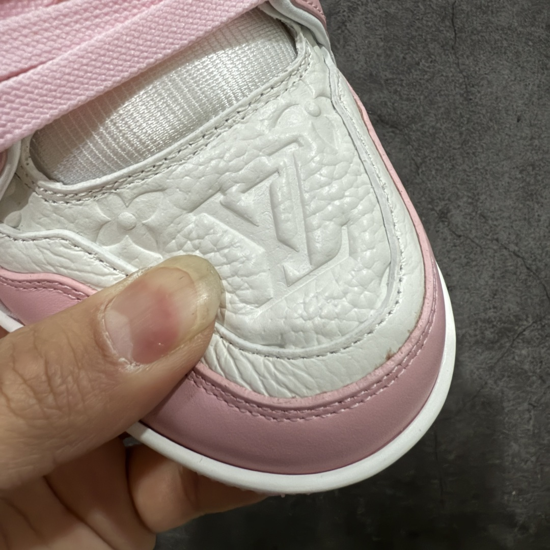 图片[5]-【天花板/Goat版】 市场最强版 没有之一的存在💪🏻 Louis Vuitton LV Trainer 系列全新版上架 手里有正品的可以对比下🆚懂货的看细节‼️ 此版品质是市场从未达到的新高度！ 整体版型 皮料 牛仔布的色差 压花纹路清晰度 后跟版型等等 都可以自行对比[机智]吊打市场所有货，怒甩十条街的那种，直接来正品对比图🆚，欢迎拿市场各大工厂的货来对比！ 尺码：35-40码-选品中心