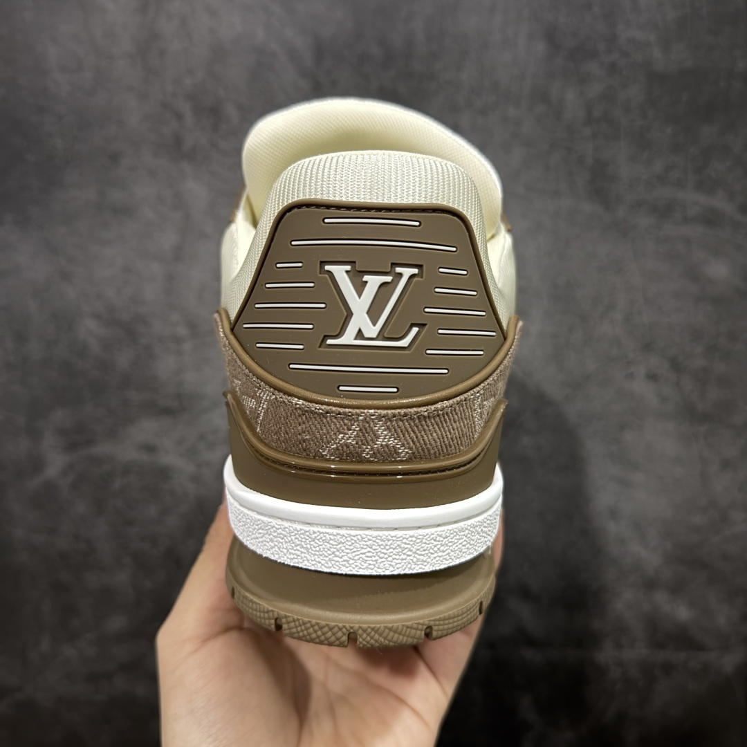 图片[4]-【天花板/Goat版】 市场最强版 没有之一的存在💪🏻 Louis Vuitton LV Trainer 系列全新版上架 手里有正品的可以对比下🆚懂货的看细节‼️ 此版品质是市场从未达到的新高度！ 整体版型 皮料 牛仔布的色差 压花纹路清晰度 后跟版型等等 都可以自行对比[机智]吊打市场所有货，怒甩十条街的那种，直接来正品对比图🆚，欢迎拿市场各大工厂的货来对比！ 尺码：35-45码-选品中心