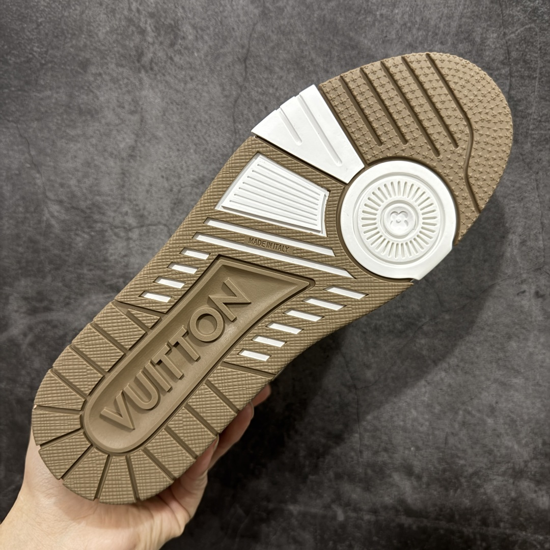 图片[9]-【天花板/Goat版】 市场最强版 没有之一的存在💪🏻 Louis Vuitton LV Trainer 系列全新版上架 手里有正品的可以对比下🆚懂货的看细节‼️ 此版品质是市场从未达到的新高度！ 整体版型 皮料 牛仔布的色差 压花纹路清晰度 后跟版型等等 都可以自行对比[机智]吊打市场所有货，怒甩十条街的那种，直接来正品对比图🆚，欢迎拿市场各大工厂的货来对比！ 尺码：35-45码-选品中心