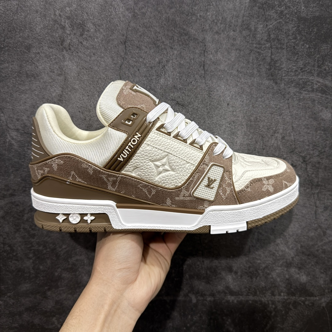 【天花板/Goat版】 市场最强版 没有之一的存在💪🏻 Louis Vuitton LV Trainer 系列全新版上架 手里有正品的可以对比下🆚懂货的看细节‼️ 此版品质是市场从未达到的新高度！ 整体版型 皮料 牛仔布的色差 压花纹路清晰度 后跟版型等等 都可以自行对比[机智]吊打市场所有货，怒甩十条街的那种，直接来正品对比图🆚，欢迎拿市场各大工厂的货来对比！ 尺码：35-45码-选品中心