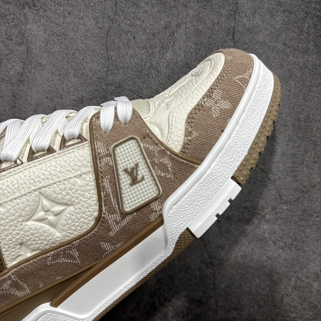 图片[6]-【天花板/Goat版】 市场最强版 没有之一的存在💪🏻 Louis Vuitton LV Trainer 系列全新版上架 手里有正品的可以对比下🆚懂货的看细节‼️ 此版品质是市场从未达到的新高度！ 整体版型 皮料 牛仔布的色差 压花纹路清晰度 后跟版型等等 都可以自行对比[机智]吊打市场所有货，怒甩十条街的那种，直接来正品对比图🆚，欢迎拿市场各大工厂的货来对比！ 尺码：35-45码-选品中心