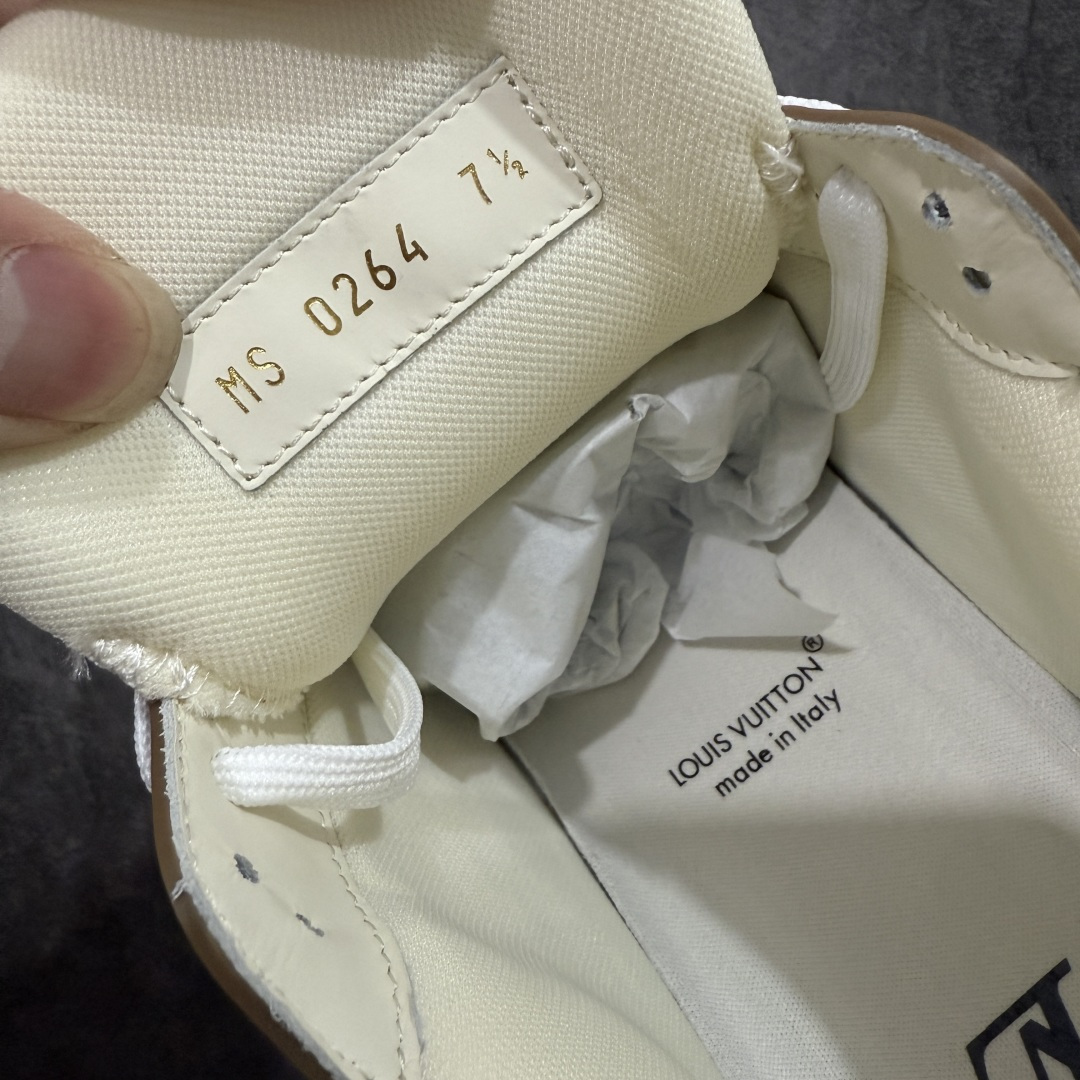 图片[7]-【天花板/Goat版】 市场最强版 没有之一的存在💪🏻 Louis Vuitton LV Trainer 系列全新版上架 手里有正品的可以对比下🆚懂货的看细节‼️ 此版品质是市场从未达到的新高度！ 整体版型 皮料 牛仔布的色差 压花纹路清晰度 后跟版型等等 都可以自行对比[机智]吊打市场所有货，怒甩十条街的那种，直接来正品对比图🆚，欢迎拿市场各大工厂的货来对比！ 尺码：35-45码-选品中心