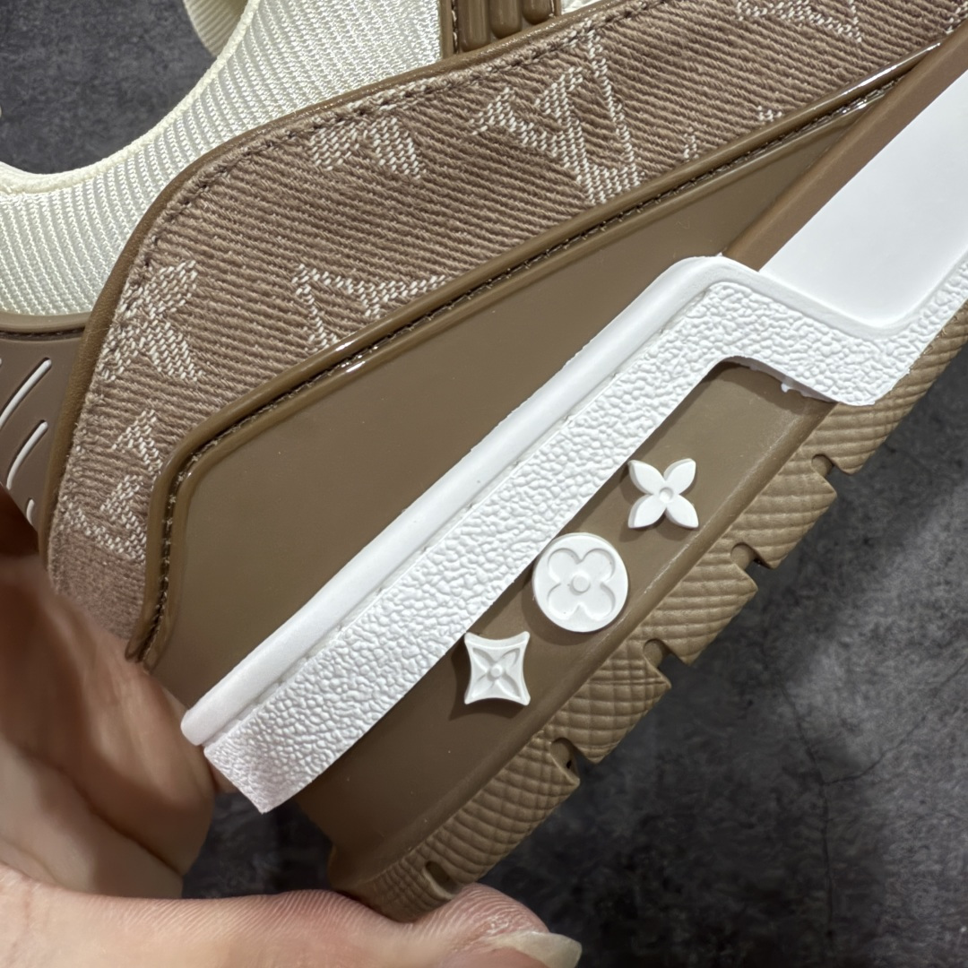 图片[3]-【天花板/Goat版】 市场最强版 没有之一的存在💪🏻 Louis Vuitton LV Trainer 系列全新版上架 手里有正品的可以对比下🆚懂货的看细节‼️ 此版品质是市场从未达到的新高度！ 整体版型 皮料 牛仔布的色差 压花纹路清晰度 后跟版型等等 都可以自行对比[机智]吊打市场所有货，怒甩十条街的那种，直接来正品对比图🆚，欢迎拿市场各大工厂的货来对比！ 尺码：35-45码-选品中心