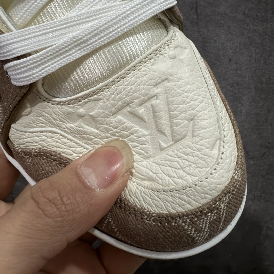 图片[5]-【天花板/Goat版】 市场最强版 没有之一的存在💪🏻 Louis Vuitton LV Trainer 系列全新版上架 手里有正品的可以对比下🆚懂货的看细节‼️ 此版品质是市场从未达到的新高度！ 整体版型 皮料 牛仔布的色差 压花纹路清晰度 后跟版型等等 都可以自行对比[机智]吊打市场所有货，怒甩十条街的那种，直接来正品对比图🆚，欢迎拿市场各大工厂的货来对比！ 尺码：35-45码-选品中心