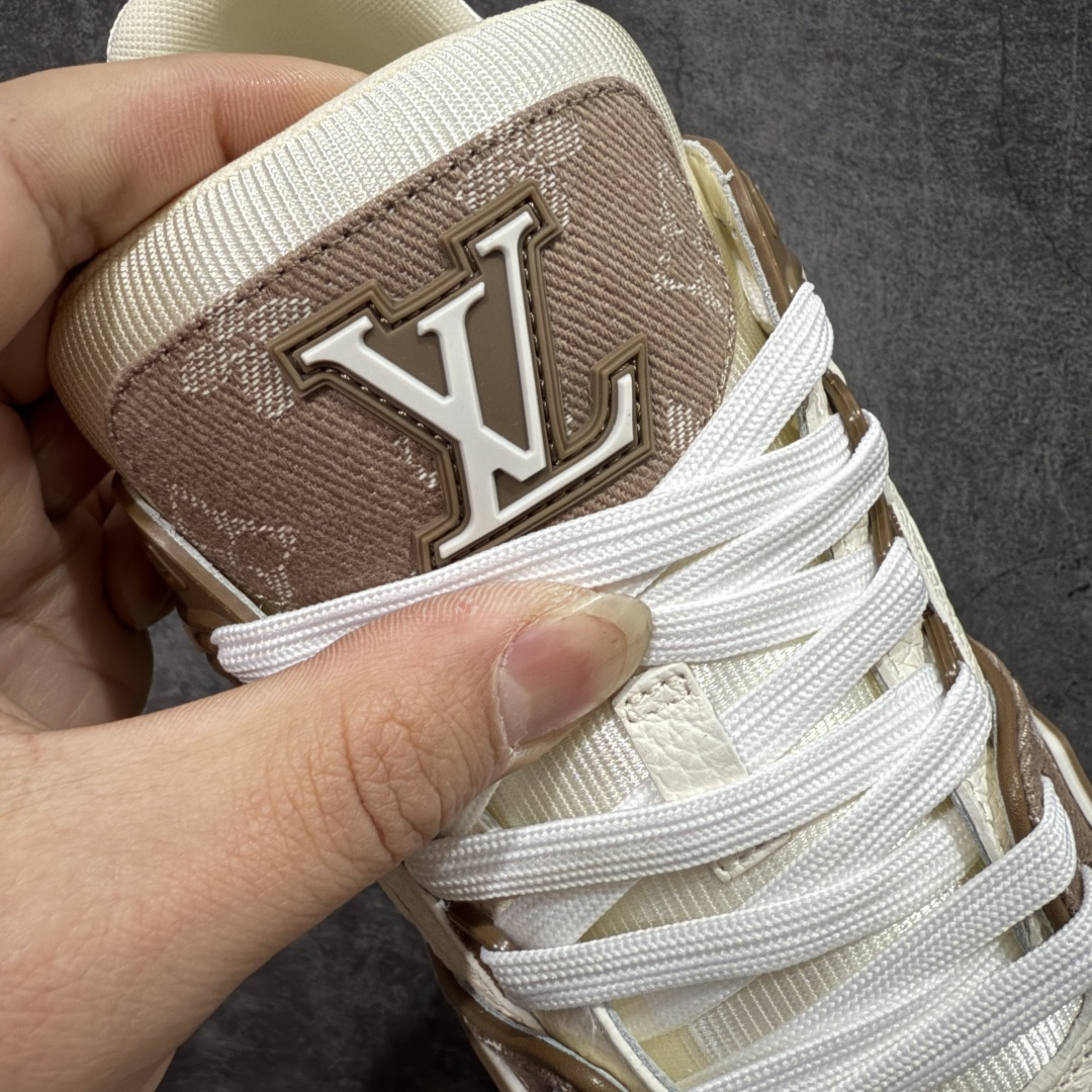 图片[6]-【天花板/Goat版】 市场最强版 没有之一的存在💪🏻 Louis Vuitton LV Trainer 系列全新版上架 手里有正品的可以对比下🆚懂货的看细节‼️ 此版品质是市场从未达到的新高度！ 整体版型 皮料 牛仔布的色差 压花纹路清晰度 后跟版型等等 都可以自行对比[机智]吊打市场所有货，怒甩十条街的那种，直接来正品对比图🆚，欢迎拿市场各大工厂的货来对比！ 尺码：35-45码-选品中心