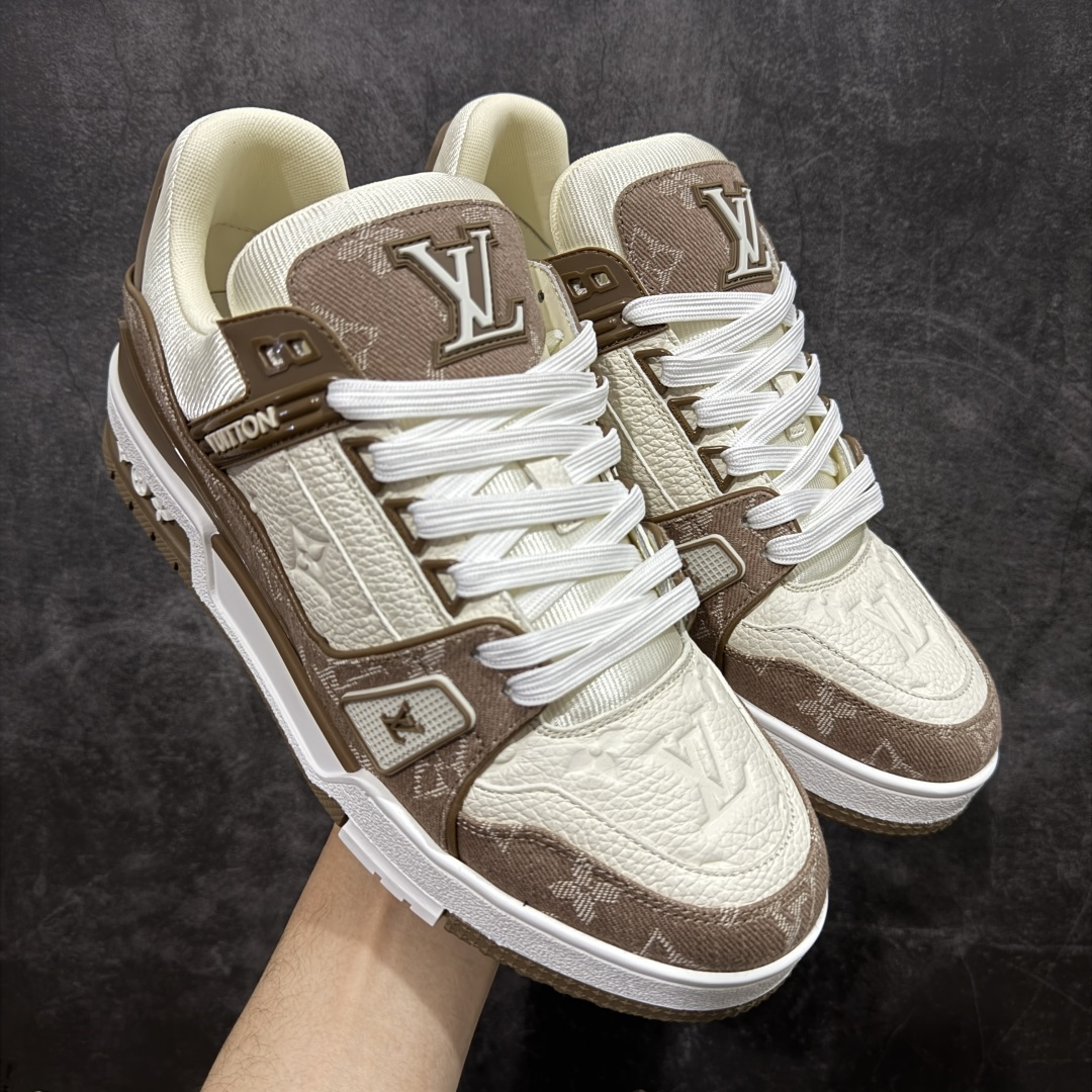 【天花板/Goat版】 市场最强版 没有之一的存在💪🏻 Louis Vuitton LV Trainer 系列全新版上架 手里有正品的可以对比下🆚懂货的看细节‼️ 此版品质是市场从未达到的新高度！ 整体版型 皮料 牛仔布的色差 压花纹路清晰度 后跟版型等等 都可以自行对比[机智]吊打市场所有货，怒甩十条街的那种，直接来正品对比图🆚，欢迎拿市场各大工厂的货来对比！ 尺码：35-45码-选品中心