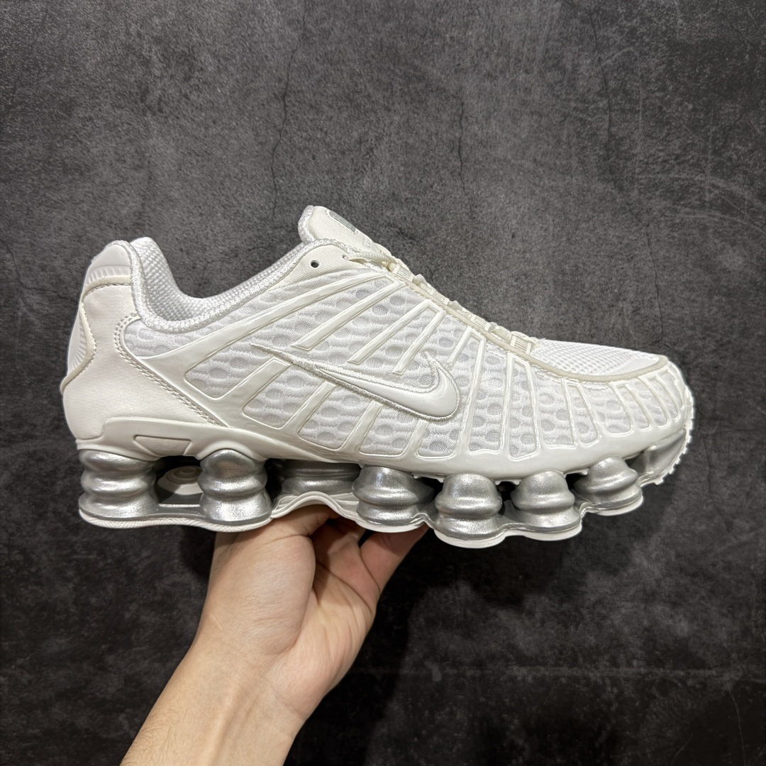 【Max纯原版】原版开发 Nike Shox TL系列 白银色 AR3566-103 NK Shox TL系列 复古舒适百搭防滑耐磨低邦柱形气垫休闲跑步鞋 鞋面采用了轻质化的材料打造,搭载鞋带系带系统以及鞋舌部分的特殊控制模块,科技感十足;采用透气纺织品和网眼鞋面与标志性的Nike Shox技术,同时提供更轻盈的感觉和大胆的外观;鞋身大面积采用织物与皮革材质拼接设计,搭配Dri-FITz透气网面,透气性拉满不闷脚。中底前掌搭载Air Max科技,后掌配置Shoxy缓震气柱,前掌气垫提供灵敏回弹,中底的气柱设计也很加分,外观上科技感十足;设计彰显个性,复古造型适配多种穿搭风格。 尺码:39 40 40.5 41 42 42.5 43 44 44.5 45 45.5 46 46.5 47.5-选品中心