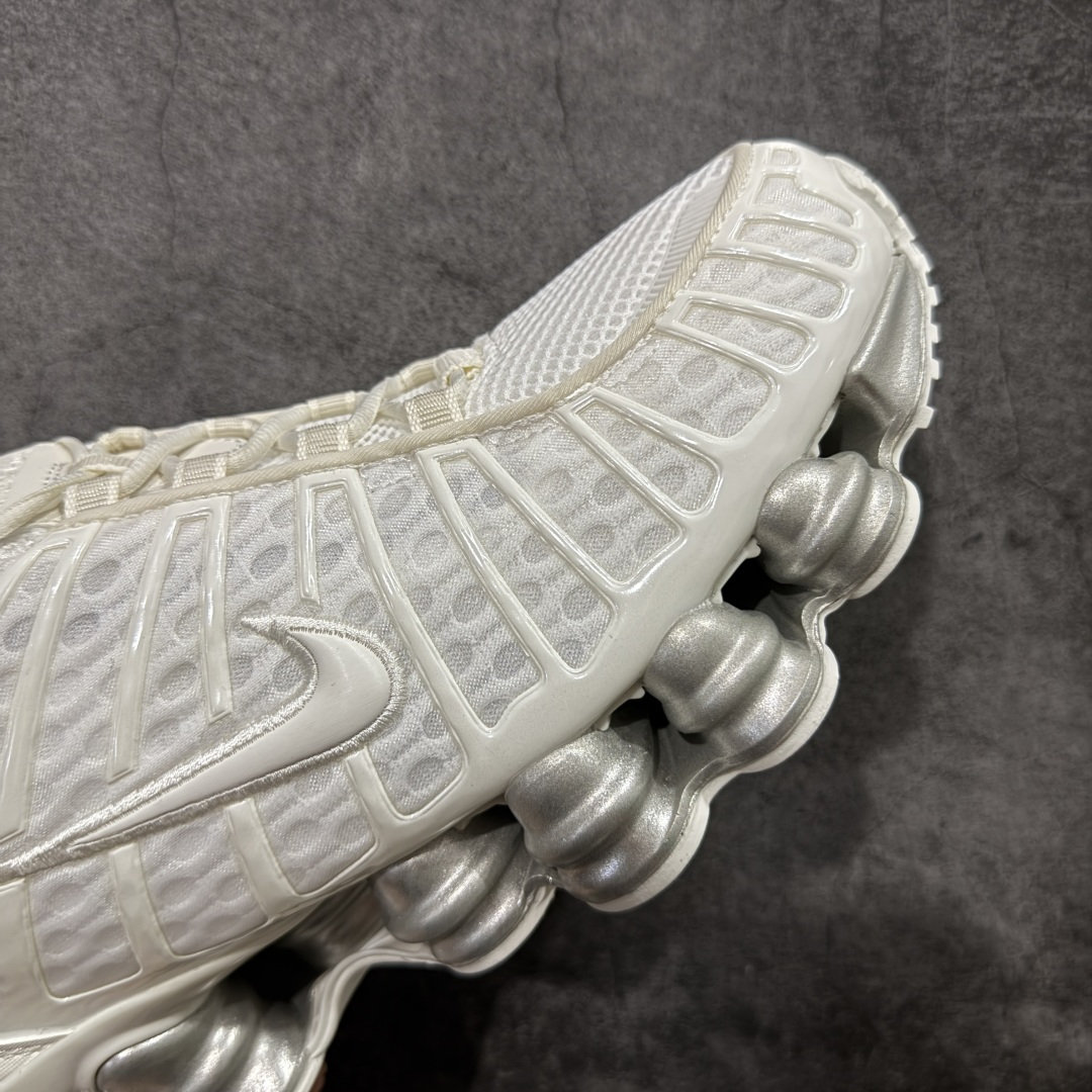 图片[6]-【Max纯原版】原版开发 Nike Shox TL系列 白银色 AR3566-103 NK Shox TL系列 复古舒适百搭防滑耐磨低邦柱形气垫休闲跑步鞋 鞋面采用了轻质化的材料打造，搭载鞋带系带系统以及鞋舌部分的特殊控制模块，科技感十足；采用透气纺织品和网眼鞋面与标志性的Nike Shox技术，同时提供更轻盈的感觉和大胆的外观；鞋身大面积采用织物与皮革材质拼接设计，搭配Dri-FITz透气网面，透气性拉满不闷脚。中底前掌搭载Air Max科技，后掌配置Shoxy缓震气柱，前掌气垫提供灵敏回弹，中底的气柱设计也很加分，外观上科技感十足；设计彰显个性，复古造型适配多种穿搭风格。 尺码：39 40 40.5 41 42 42.5 43 44 44.5 45 45.5 46 46.5 47.5-选品中心