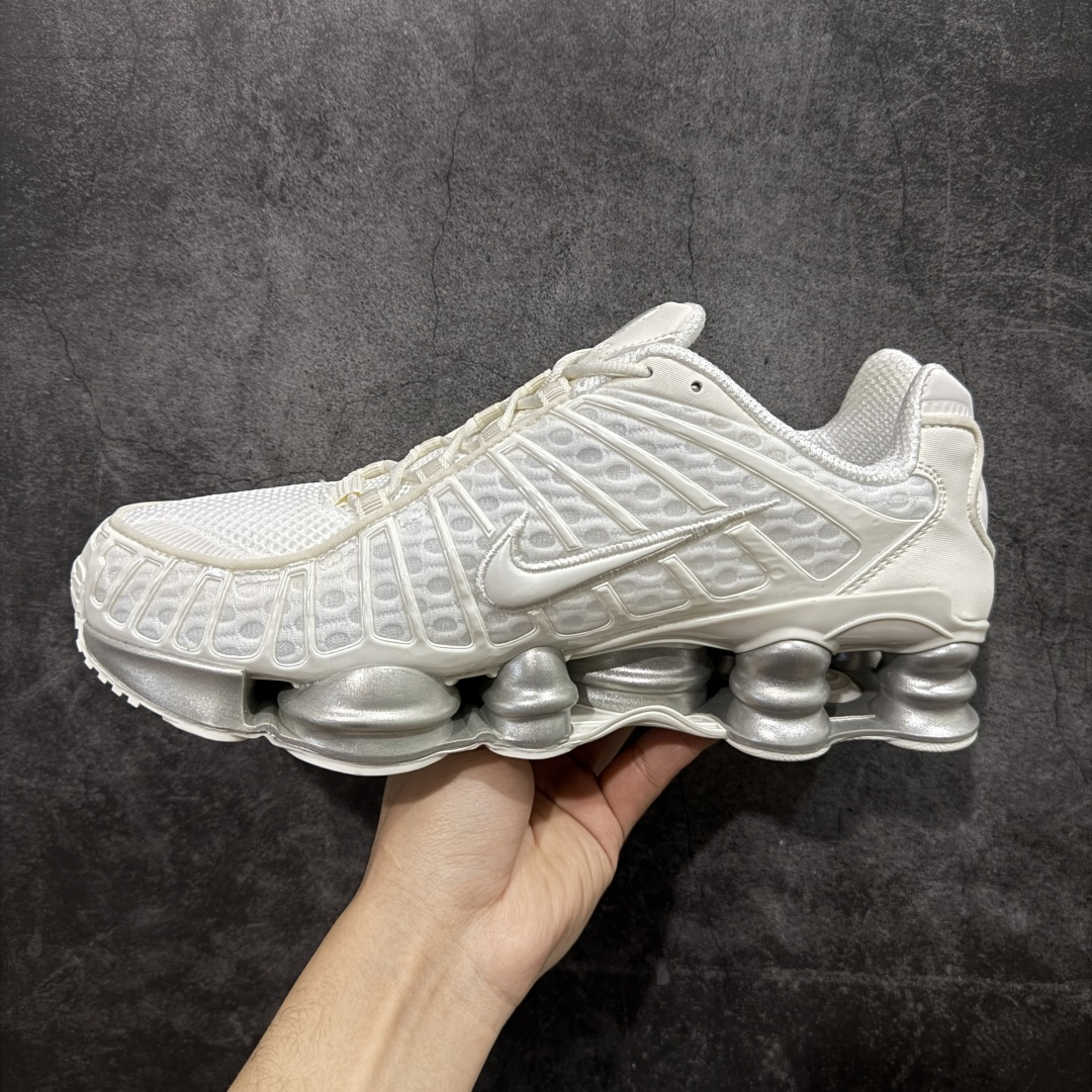 图片[2]-【Max纯原版】原版开发 Nike Shox TL系列 白银色 AR3566-103 NK Shox TL系列 复古舒适百搭防滑耐磨低邦柱形气垫休闲跑步鞋 鞋面采用了轻质化的材料打造，搭载鞋带系带系统以及鞋舌部分的特殊控制模块，科技感十足；采用透气纺织品和网眼鞋面与标志性的Nike Shox技术，同时提供更轻盈的感觉和大胆的外观；鞋身大面积采用织物与皮革材质拼接设计，搭配Dri-FITz透气网面，透气性拉满不闷脚。中底前掌搭载Air Max科技，后掌配置Shoxy缓震气柱，前掌气垫提供灵敏回弹，中底的气柱设计也很加分，外观上科技感十足；设计彰显个性，复古造型适配多种穿搭风格。 尺码：39 40 40.5 41 42 42.5 43 44 44.5 45 45.5 46 46.5 47.5-选品中心