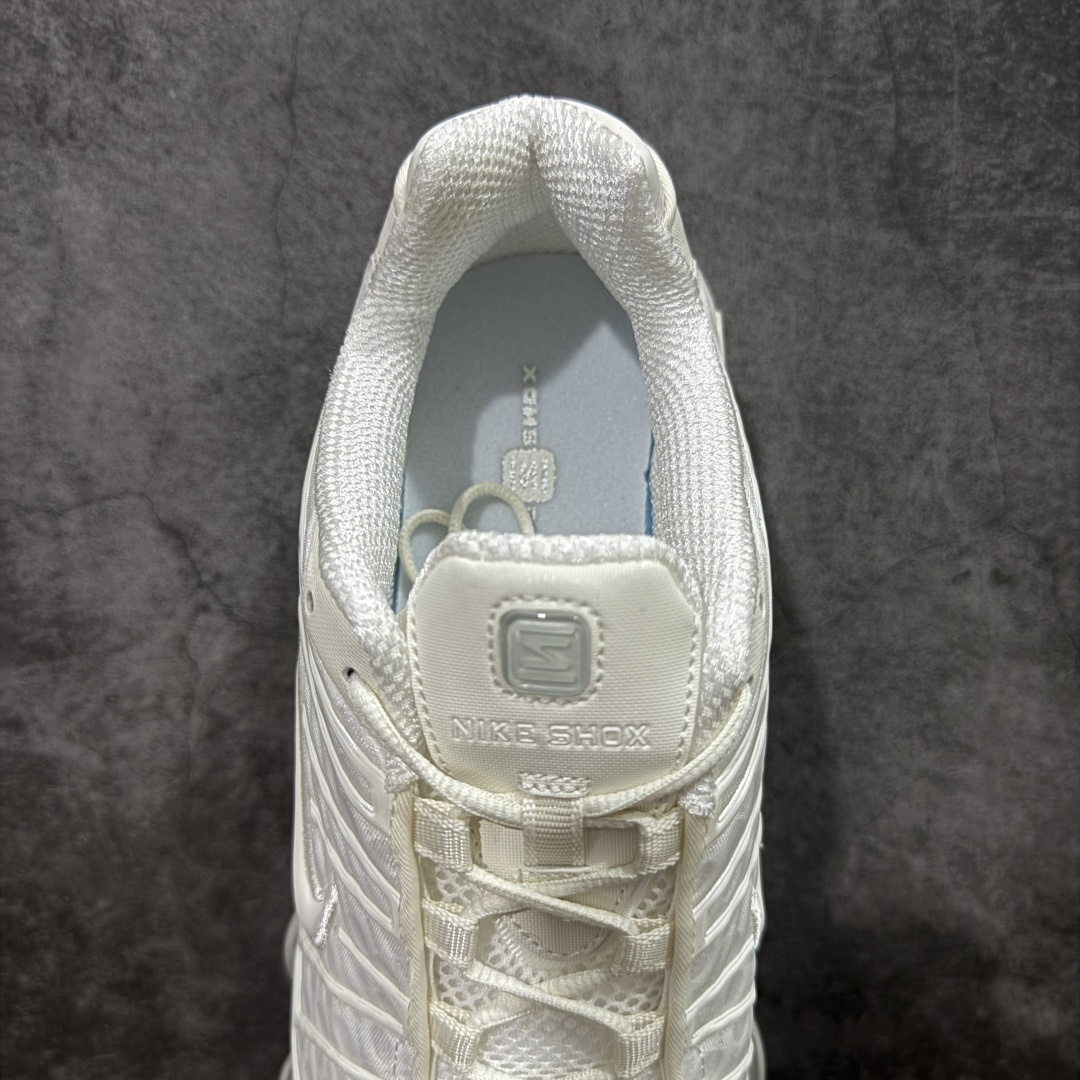 图片[8]-【Max纯原版】原版开发 Nike Shox TL系列 白银色 AR3566-103 NK Shox TL系列 复古舒适百搭防滑耐磨低邦柱形气垫休闲跑步鞋 鞋面采用了轻质化的材料打造，搭载鞋带系带系统以及鞋舌部分的特殊控制模块，科技感十足；采用透气纺织品和网眼鞋面与标志性的Nike Shox技术，同时提供更轻盈的感觉和大胆的外观；鞋身大面积采用织物与皮革材质拼接设计，搭配Dri-FITz透气网面，透气性拉满不闷脚。中底前掌搭载Air Max科技，后掌配置Shoxy缓震气柱，前掌气垫提供灵敏回弹，中底的气柱设计也很加分，外观上科技感十足；设计彰显个性，复古造型适配多种穿搭风格。 尺码：39 40 40.5 41 42 42.5 43 44 44.5 45 45.5 46 46.5 47.5-选品中心