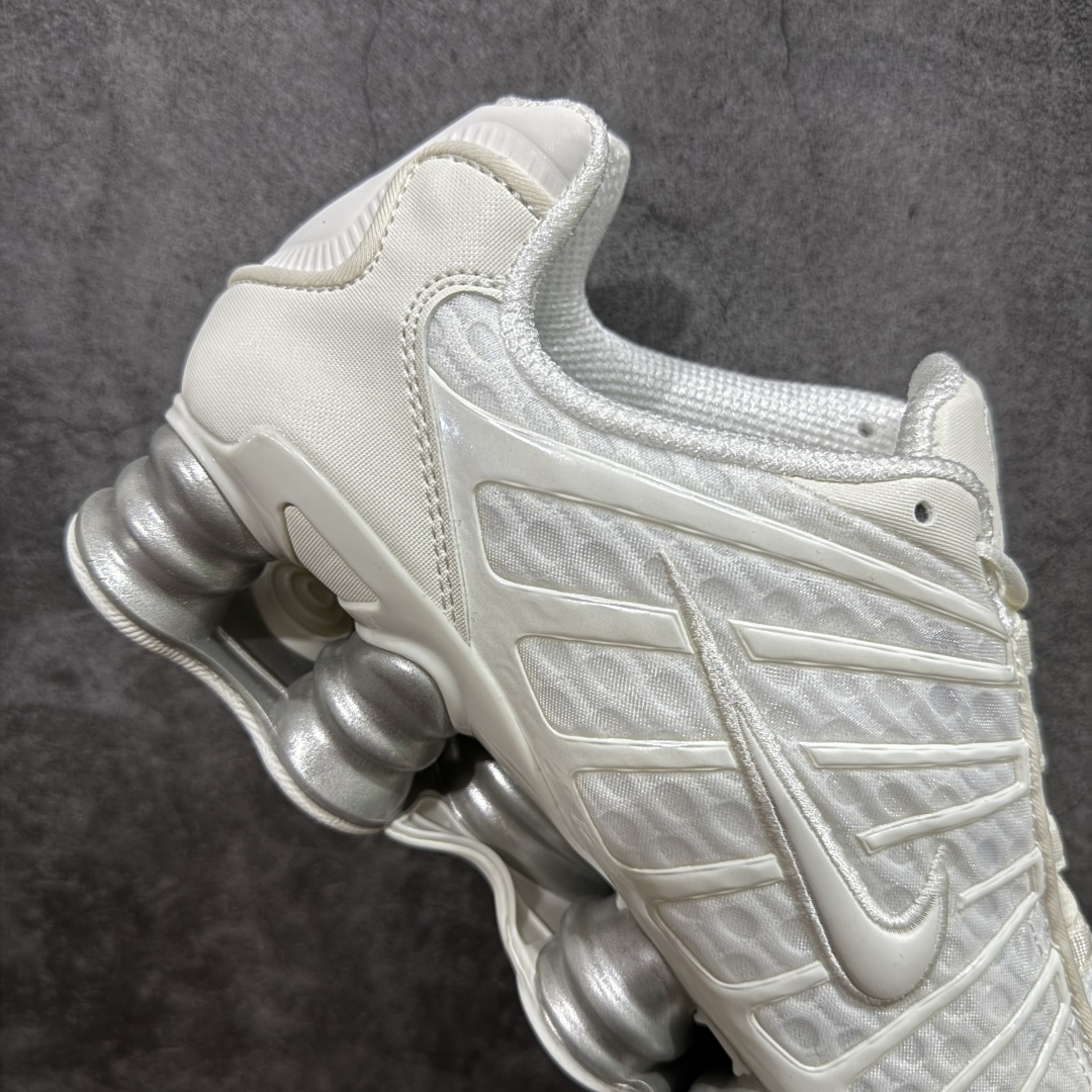 图片[7]-【Max纯原版】原版开发 Nike Shox TL系列 白银色 AR3566-103 NK Shox TL系列 复古舒适百搭防滑耐磨低邦柱形气垫休闲跑步鞋 鞋面采用了轻质化的材料打造，搭载鞋带系带系统以及鞋舌部分的特殊控制模块，科技感十足；采用透气纺织品和网眼鞋面与标志性的Nike Shox技术，同时提供更轻盈的感觉和大胆的外观；鞋身大面积采用织物与皮革材质拼接设计，搭配Dri-FITz透气网面，透气性拉满不闷脚。中底前掌搭载Air Max科技，后掌配置Shoxy缓震气柱，前掌气垫提供灵敏回弹，中底的气柱设计也很加分，外观上科技感十足；设计彰显个性，复古造型适配多种穿搭风格。 尺码：39 40 40.5 41 42 42.5 43 44 44.5 45 45.5 46 46.5 47.5-选品中心