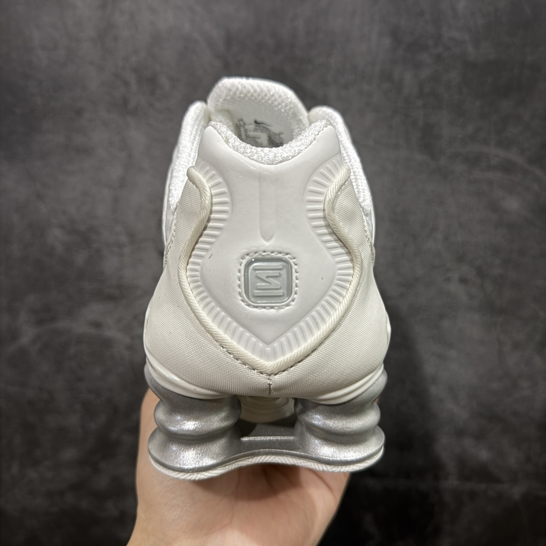 图片[4]-【Max纯原版】原版开发 Nike Shox TL系列 白银色 AR3566-103 NK Shox TL系列 复古舒适百搭防滑耐磨低邦柱形气垫休闲跑步鞋 鞋面采用了轻质化的材料打造，搭载鞋带系带系统以及鞋舌部分的特殊控制模块，科技感十足；采用透气纺织品和网眼鞋面与标志性的Nike Shox技术，同时提供更轻盈的感觉和大胆的外观；鞋身大面积采用织物与皮革材质拼接设计，搭配Dri-FITz透气网面，透气性拉满不闷脚。中底前掌搭载Air Max科技，后掌配置Shoxy缓震气柱，前掌气垫提供灵敏回弹，中底的气柱设计也很加分，外观上科技感十足；设计彰显个性，复古造型适配多种穿搭风格。 尺码：39 40 40.5 41 42 42.5 43 44 44.5 45 45.5 46 46.5 47.5-选品中心