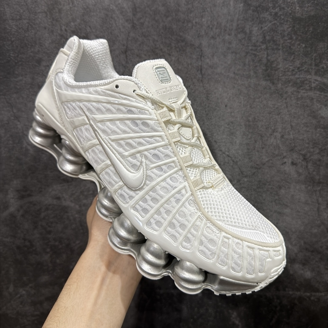 图片[3]-【Max纯原版】原版开发 Nike Shox TL系列 白银色 AR3566-103 NK Shox TL系列 复古舒适百搭防滑耐磨低邦柱形气垫休闲跑步鞋 鞋面采用了轻质化的材料打造，搭载鞋带系带系统以及鞋舌部分的特殊控制模块，科技感十足；采用透气纺织品和网眼鞋面与标志性的Nike Shox技术，同时提供更轻盈的感觉和大胆的外观；鞋身大面积采用织物与皮革材质拼接设计，搭配Dri-FITz透气网面，透气性拉满不闷脚。中底前掌搭载Air Max科技，后掌配置Shoxy缓震气柱，前掌气垫提供灵敏回弹，中底的气柱设计也很加分，外观上科技感十足；设计彰显个性，复古造型适配多种穿搭风格。 尺码：39 40 40.5 41 42 42.5 43 44 44.5 45 45.5 46 46.5 47.5-选品中心