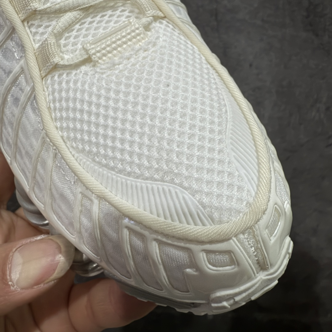 图片[5]-【Max纯原版】原版开发 Nike Shox TL系列 白银色 AR3566-103 NK Shox TL系列 复古舒适百搭防滑耐磨低邦柱形气垫休闲跑步鞋 鞋面采用了轻质化的材料打造，搭载鞋带系带系统以及鞋舌部分的特殊控制模块，科技感十足；采用透气纺织品和网眼鞋面与标志性的Nike Shox技术，同时提供更轻盈的感觉和大胆的外观；鞋身大面积采用织物与皮革材质拼接设计，搭配Dri-FITz透气网面，透气性拉满不闷脚。中底前掌搭载Air Max科技，后掌配置Shoxy缓震气柱，前掌气垫提供灵敏回弹，中底的气柱设计也很加分，外观上科技感十足；设计彰显个性，复古造型适配多种穿搭风格。 尺码：39 40 40.5 41 42 42.5 43 44 44.5 45 45.5 46 46.5 47.5-选品中心