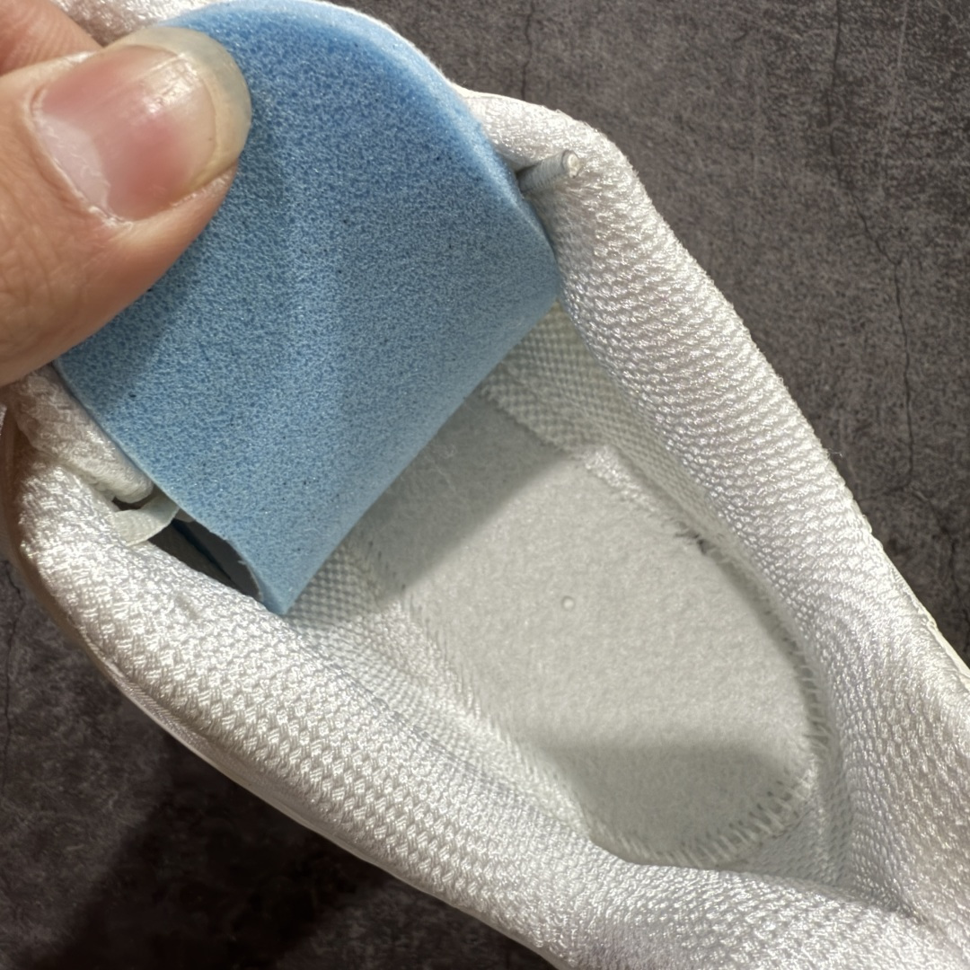 图片[8]-【Max纯原版】原版开发 Nike Shox TL系列 白银色 AR3566-103 NK Shox TL系列 复古舒适百搭防滑耐磨低邦柱形气垫休闲跑步鞋 鞋面采用了轻质化的材料打造，搭载鞋带系带系统以及鞋舌部分的特殊控制模块，科技感十足；采用透气纺织品和网眼鞋面与标志性的Nike Shox技术，同时提供更轻盈的感觉和大胆的外观；鞋身大面积采用织物与皮革材质拼接设计，搭配Dri-FITz透气网面，透气性拉满不闷脚。中底前掌搭载Air Max科技，后掌配置Shoxy缓震气柱，前掌气垫提供灵敏回弹，中底的气柱设计也很加分，外观上科技感十足；设计彰显个性，复古造型适配多种穿搭风格。 尺码：39 40 40.5 41 42 42.5 43 44 44.5 45 45.5 46 46.5 47.5-选品中心