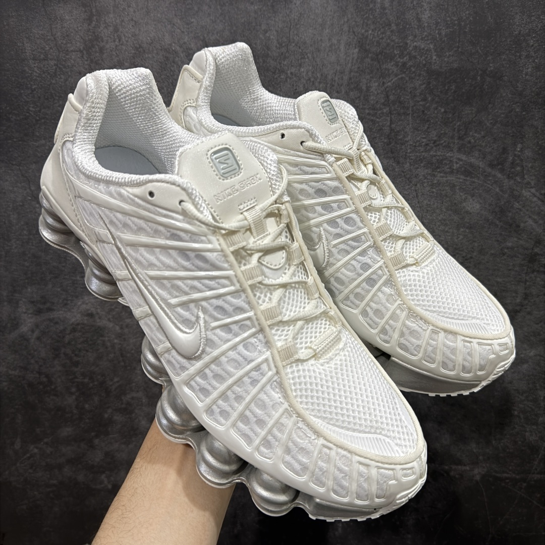 【Max纯原版】原版开发 Nike Shox TL系列 白银色 AR3566-103 NK Shox TL系列 复古舒适百搭防滑耐磨低邦柱形气垫休闲跑步鞋 鞋面采用了轻质化的材料打造，搭载鞋带系带系统以及鞋舌部分的特殊控制模块，科技感十足；采用透气纺织品和网眼鞋面与标志性的Nike Shox技术，同时提供更轻盈的感觉和大胆的外观；鞋身大面积采用织物与皮革材质拼接设计，搭配Dri-FITz透气网面，透气性拉满不闷脚。中底前掌搭载Air Max科技，后掌配置Shoxy缓震气柱，前掌气垫提供灵敏回弹，中底的气柱设计也很加分，外观上科技感十足；设计彰显个性，复古造型适配多种穿搭风格。 尺码：39 40 40.5 41 42 42.5 43 44 44.5 45 45.5 46 46.5 47.5-选品中心