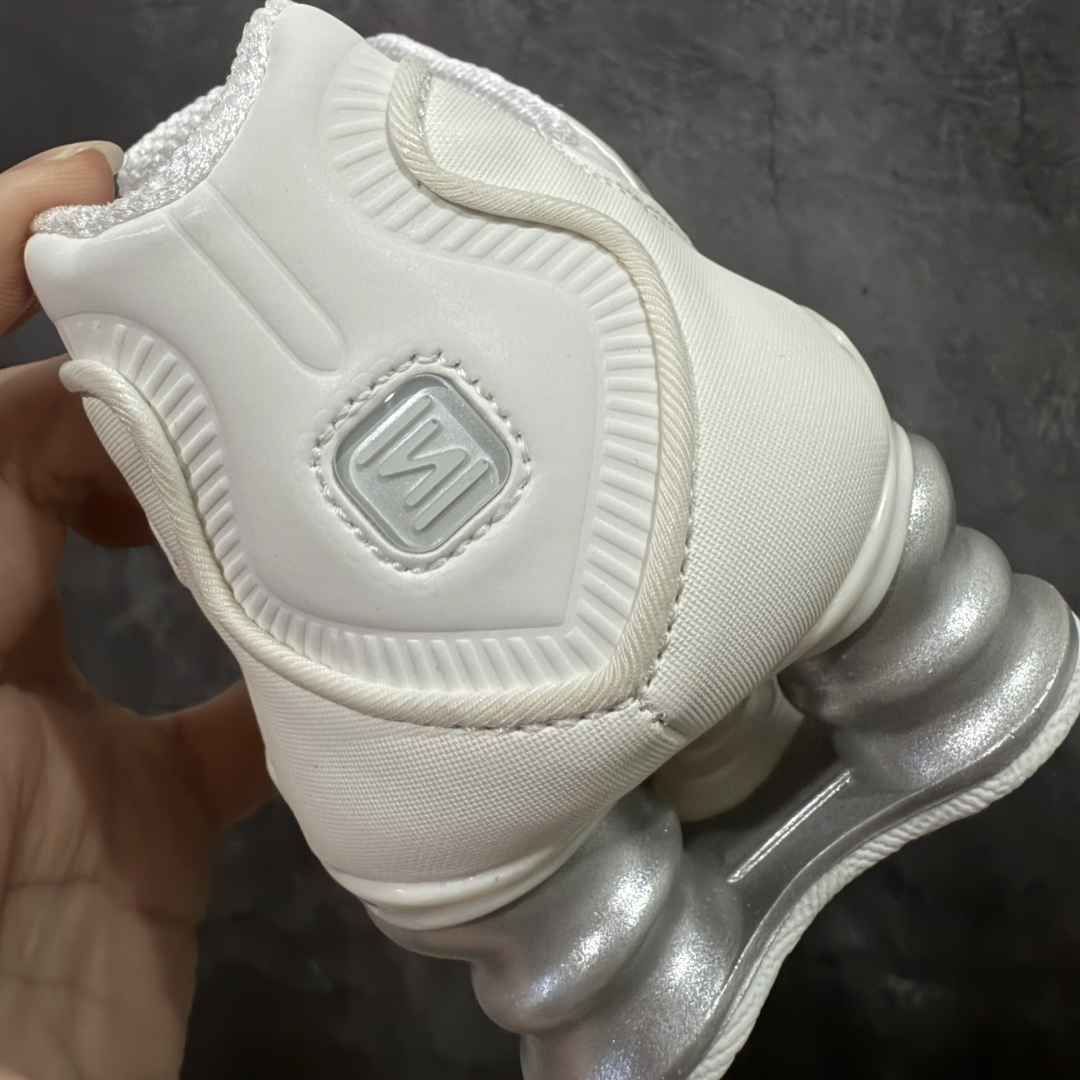 图片[2]-【Max纯原版】原版开发 Nike Shox TL系列 白银色 AR3566-103 NK Shox TL系列 复古舒适百搭防滑耐磨低邦柱形气垫休闲跑步鞋 鞋面采用了轻质化的材料打造，搭载鞋带系带系统以及鞋舌部分的特殊控制模块，科技感十足；采用透气纺织品和网眼鞋面与标志性的Nike Shox技术，同时提供更轻盈的感觉和大胆的外观；鞋身大面积采用织物与皮革材质拼接设计，搭配Dri-FITz透气网面，透气性拉满不闷脚。中底前掌搭载Air Max科技，后掌配置Shoxy缓震气柱，前掌气垫提供灵敏回弹，中底的气柱设计也很加分，外观上科技感十足；设计彰显个性，复古造型适配多种穿搭风格。 尺码：39 40 40.5 41 42 42.5 43 44 44.5 45 45.5 46 46.5 47.5-选品中心