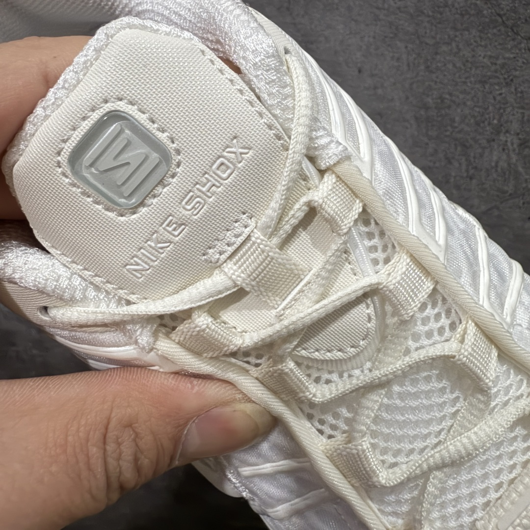 图片[6]-【Max纯原版】原版开发 Nike Shox TL系列 白银色 AR3566-103 NK Shox TL系列 复古舒适百搭防滑耐磨低邦柱形气垫休闲跑步鞋 鞋面采用了轻质化的材料打造，搭载鞋带系带系统以及鞋舌部分的特殊控制模块，科技感十足；采用透气纺织品和网眼鞋面与标志性的Nike Shox技术，同时提供更轻盈的感觉和大胆的外观；鞋身大面积采用织物与皮革材质拼接设计，搭配Dri-FITz透气网面，透气性拉满不闷脚。中底前掌搭载Air Max科技，后掌配置Shoxy缓震气柱，前掌气垫提供灵敏回弹，中底的气柱设计也很加分，外观上科技感十足；设计彰显个性，复古造型适配多种穿搭风格。 尺码：39 40 40.5 41 42 42.5 43 44 44.5 45 45.5 46 46.5 47.5-选品中心