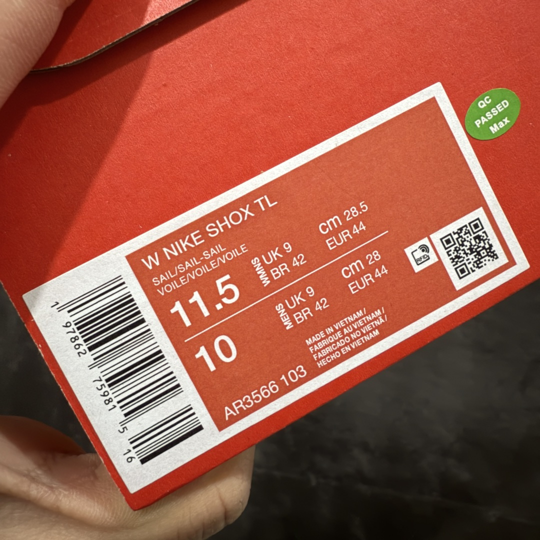 图片[9]-【Max纯原版】原版开发 Nike Shox TL系列 白银色 AR3566-103 NK Shox TL系列 复古舒适百搭防滑耐磨低邦柱形气垫休闲跑步鞋 鞋面采用了轻质化的材料打造，搭载鞋带系带系统以及鞋舌部分的特殊控制模块，科技感十足；采用透气纺织品和网眼鞋面与标志性的Nike Shox技术，同时提供更轻盈的感觉和大胆的外观；鞋身大面积采用织物与皮革材质拼接设计，搭配Dri-FITz透气网面，透气性拉满不闷脚。中底前掌搭载Air Max科技，后掌配置Shoxy缓震气柱，前掌气垫提供灵敏回弹，中底的气柱设计也很加分，外观上科技感十足；设计彰显个性，复古造型适配多种穿搭风格。 尺码：39 40 40.5 41 42 42.5 43 44 44.5 45 45.5 46 46.5 47.5-选品中心