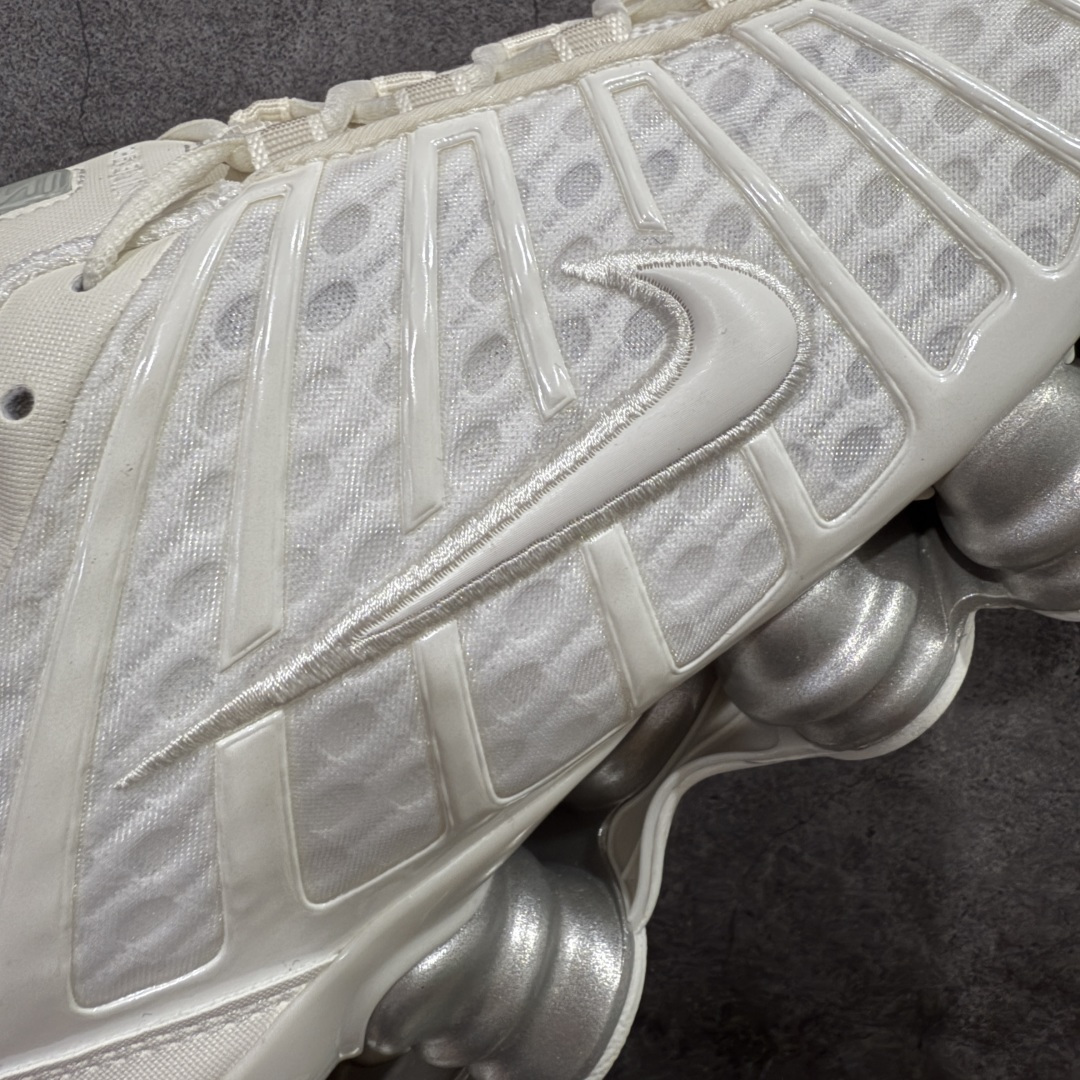 图片[4]-【Max纯原版】原版开发 Nike Shox TL系列 白银色 AR3566-103 NK Shox TL系列 复古舒适百搭防滑耐磨低邦柱形气垫休闲跑步鞋 鞋面采用了轻质化的材料打造，搭载鞋带系带系统以及鞋舌部分的特殊控制模块，科技感十足；采用透气纺织品和网眼鞋面与标志性的Nike Shox技术，同时提供更轻盈的感觉和大胆的外观；鞋身大面积采用织物与皮革材质拼接设计，搭配Dri-FITz透气网面，透气性拉满不闷脚。中底前掌搭载Air Max科技，后掌配置Shoxy缓震气柱，前掌气垫提供灵敏回弹，中底的气柱设计也很加分，外观上科技感十足；设计彰显个性，复古造型适配多种穿搭风格。 尺码：39 40 40.5 41 42 42.5 43 44 44.5 45 45.5 46 46.5 47.5-选品中心