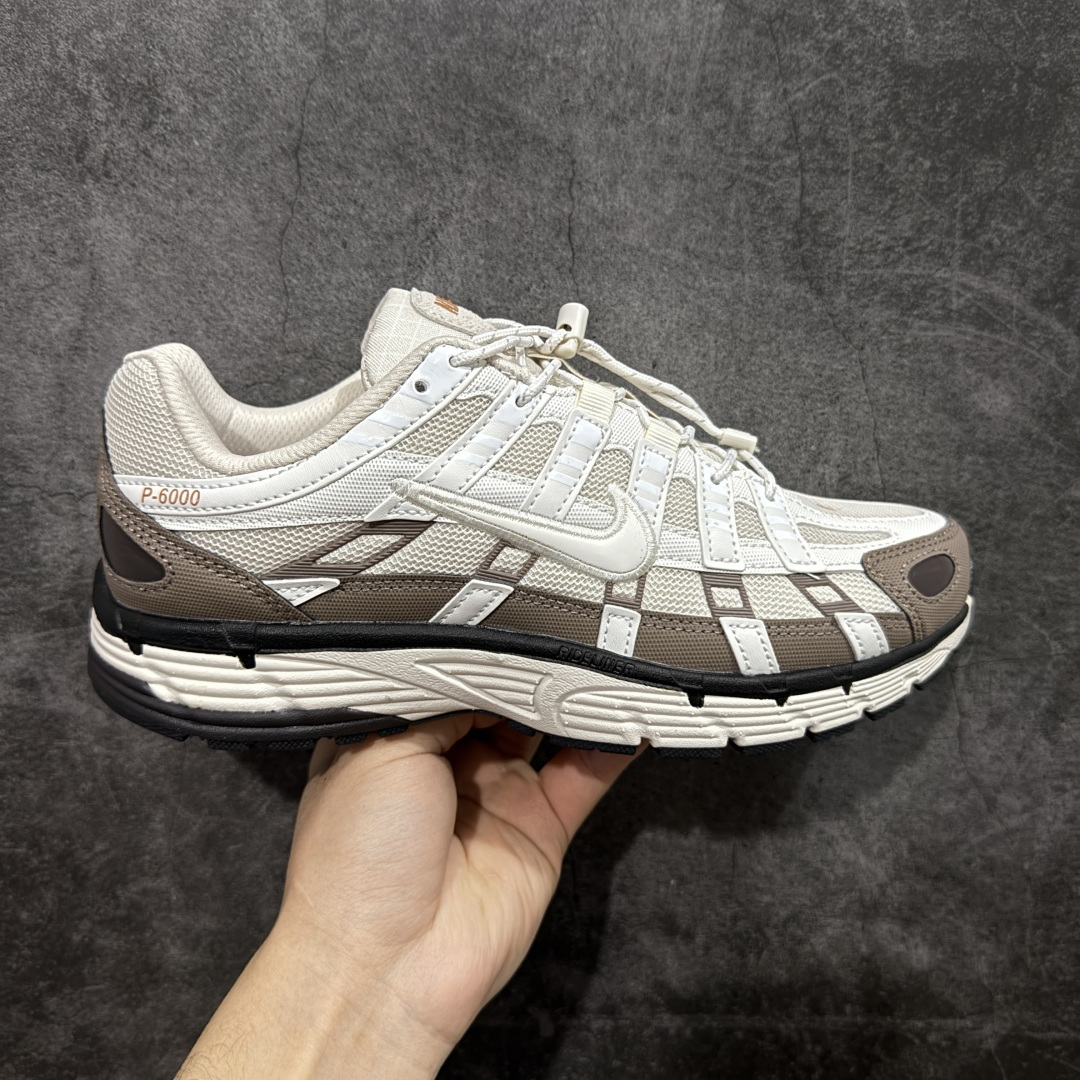 【外贸纯原版】Nike P-6000 Premium系列低帮复古老爹风休闲运动舒适慢跑鞋 IO1904-104 男女码真标半码制 升级原楦原纸版数据开发版型 采用硬质牛剖革组合透气网面材质 正确3层组织中底搭载EVA轻量缓震嵌入双层革新物料鞋垫,外置防滑耐磨橡胶底片❗ 尺码:36-47.5-选品中心