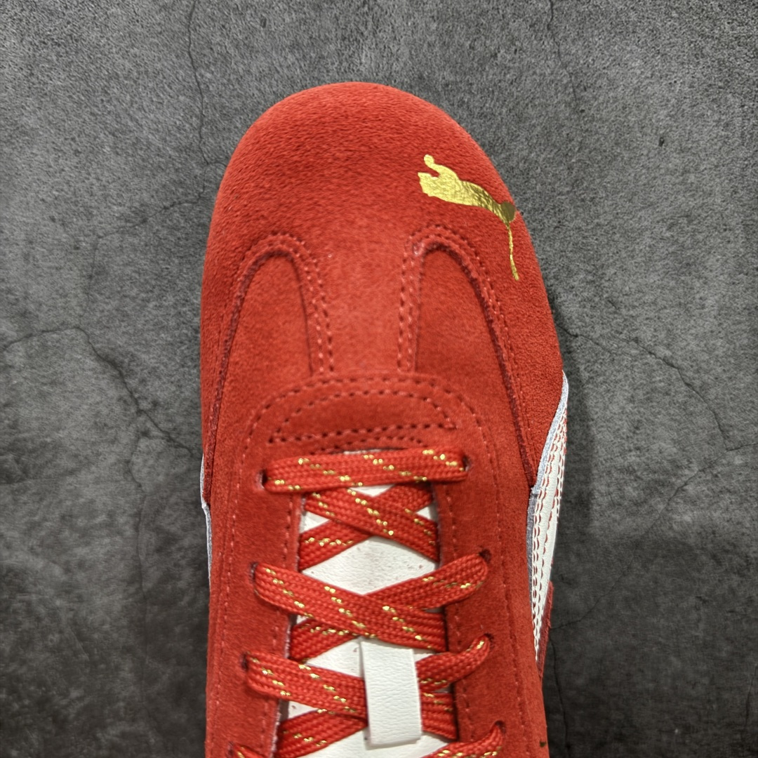 图片[5]-【渠道纯原版】Puma Speedcat OG Sparco 彪马罗马阿莫尔系列 复古运动休闲赛车跑鞋红白马年限定 408848-01 目前市场最优版本 无论是版型 细节 烫金刺绣走线 完全碾压市场任意版本 欢迎对比🆚 工厂耗时3个月开发 原装档案原数据纸版楦型 采用固色翻毛皮鞋面材质(正确二次成型\’猛帮\’成型工艺🆚区别市面版本!!) 外置原数据开发轻量耐磨橡胶大底💪🏻 全球知名运动品牌PUMA宝马赛车系列 融合了宝马车队的标志性配色 以趣味十足又前卫复古的设计引领潮流 将赛道精神融入街头时尚 开启前卫竞速之旅 主打前卫复古风 Roma鞋款的鞋侧以复古的流线造型 缀以宝马经典Logo 巧妙吸睛 而Speedcat鞋款以亮眼三色条纹元素缀以舒适鞋面 赋予了独特的个性美学 演绎赛车的无尽能量 尺码：35.5-45-选品中心