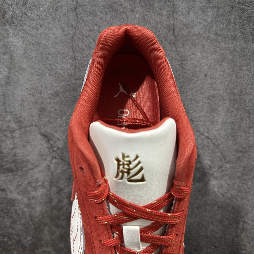 图片[8]-【渠道纯原版】Puma Speedcat OG Sparco 彪马罗马阿莫尔系列 复古运动休闲赛车跑鞋红白马年限定 408848-01 目前市场最优版本 无论是版型 细节 烫金刺绣走线 完全碾压市场任意版本 欢迎对比🆚 工厂耗时3个月开发 原装档案原数据纸版楦型 采用固色翻毛皮鞋面材质(正确二次成型\’猛帮\’成型工艺🆚区别市面版本!!) 外置原数据开发轻量耐磨橡胶大底💪🏻 全球知名运动品牌PUMA宝马赛车系列 融合了宝马车队的标志性配色 以趣味十足又前卫复古的设计引领潮流 将赛道精神融入街头时尚 开启前卫竞速之旅 主打前卫复古风 Roma鞋款的鞋侧以复古的流线造型 缀以宝马经典Logo 巧妙吸睛 而Speedcat鞋款以亮眼三色条纹元素缀以舒适鞋面 赋予了独特的个性美学 演绎赛车的无尽能量 尺码：35.5-45-选品中心