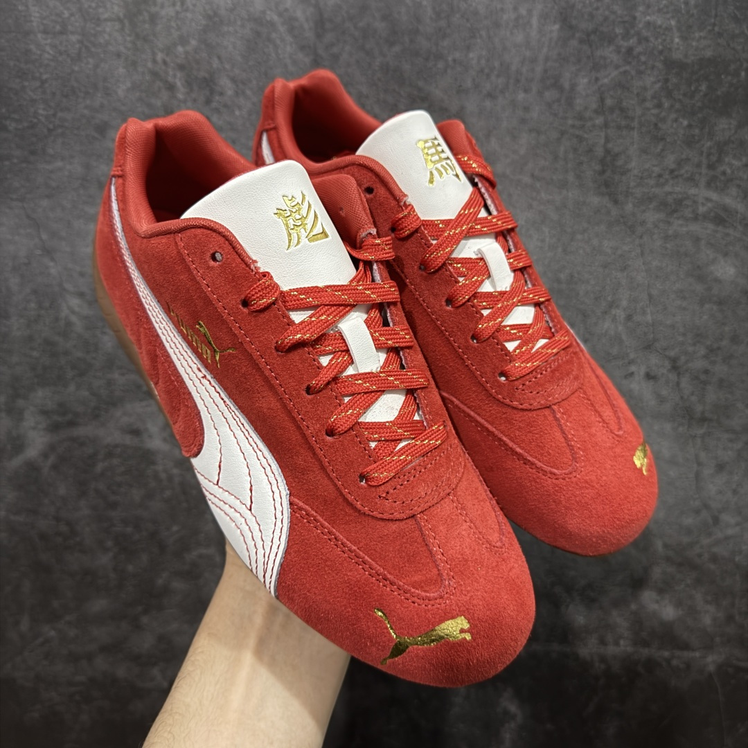 【渠道纯原版】Puma Speedcat OG Sparco 彪马罗马阿莫尔系列 复古运动休闲赛车跑鞋红白马年限定 408848-01 目前市场最优版本 无论是版型 细节 烫金刺绣走线 完全碾压市场任意版本 欢迎对比🆚 工厂耗时3个月开发 原装档案原数据纸版楦型 采用固色翻毛皮鞋面材质(正确二次成型\'猛帮\'成型工艺🆚区别市面版本!!) 外置原数据开发轻量耐磨橡胶大底💪🏻 全球知名运动品牌PUMA宝马赛车系列 融合了宝马车队的标志性配色 以趣味十足又前卫复古的设计引领潮流 将赛道精神融入街头时尚 开启前卫竞速之旅 主打前卫复古风 Roma鞋款的鞋侧以复古的流线造型 缀以宝马经典Logo 巧妙吸睛 而Speedcat鞋款以亮眼三色条纹元素缀以舒适鞋面 赋予了独特的个性美学 演绎赛车的无尽能量 尺码：35.5-45-选品中心