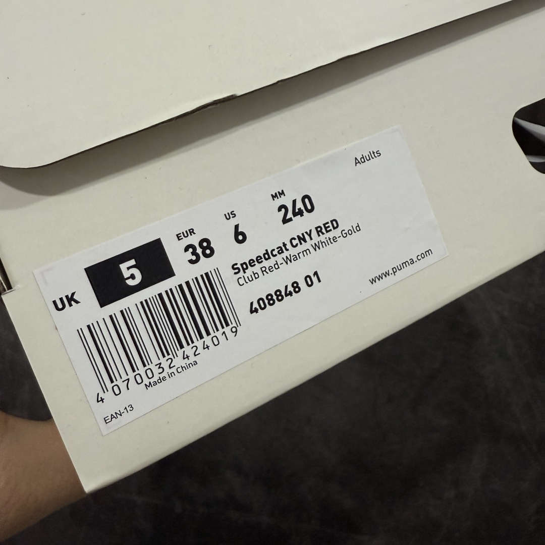 图片[10]-【渠道纯原版】Puma Speedcat OG Sparco 彪马罗马阿莫尔系列 复古运动休闲赛车跑鞋红白马年限定 408848-01 目前市场最优版本 无论是版型 细节 烫金刺绣走线 完全碾压市场任意版本 欢迎对比🆚 工厂耗时3个月开发 原装档案原数据纸版楦型 采用固色翻毛皮鞋面材质(正确二次成型\’猛帮\’成型工艺🆚区别市面版本!!) 外置原数据开发轻量耐磨橡胶大底💪🏻 全球知名运动品牌PUMA宝马赛车系列 融合了宝马车队的标志性配色 以趣味十足又前卫复古的设计引领潮流 将赛道精神融入街头时尚 开启前卫竞速之旅 主打前卫复古风 Roma鞋款的鞋侧以复古的流线造型 缀以宝马经典Logo 巧妙吸睛 而Speedcat鞋款以亮眼三色条纹元素缀以舒适鞋面 赋予了独特的个性美学 演绎赛车的无尽能量 尺码：35.5-45-选品中心