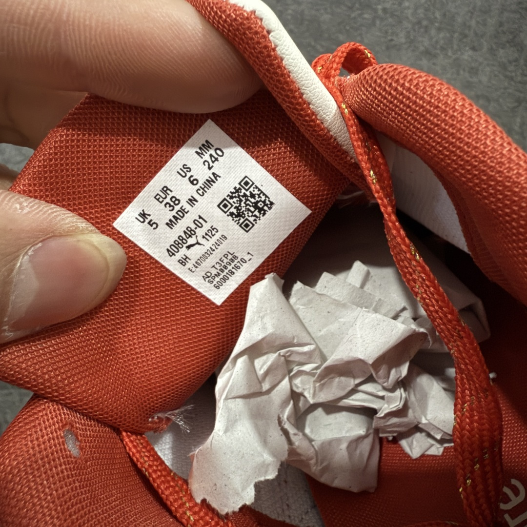 图片[7]-【渠道纯原版】Puma Speedcat OG Sparco 彪马罗马阿莫尔系列 复古运动休闲赛车跑鞋红白马年限定 408848-01 目前市场最优版本 无论是版型 细节 烫金刺绣走线 完全碾压市场任意版本 欢迎对比🆚 工厂耗时3个月开发 原装档案原数据纸版楦型 采用固色翻毛皮鞋面材质(正确二次成型\’猛帮\’成型工艺🆚区别市面版本!!) 外置原数据开发轻量耐磨橡胶大底💪🏻 全球知名运动品牌PUMA宝马赛车系列 融合了宝马车队的标志性配色 以趣味十足又前卫复古的设计引领潮流 将赛道精神融入街头时尚 开启前卫竞速之旅 主打前卫复古风 Roma鞋款的鞋侧以复古的流线造型 缀以宝马经典Logo 巧妙吸睛 而Speedcat鞋款以亮眼三色条纹元素缀以舒适鞋面 赋予了独特的个性美学 演绎赛车的无尽能量 尺码：35.5-45-选品中心