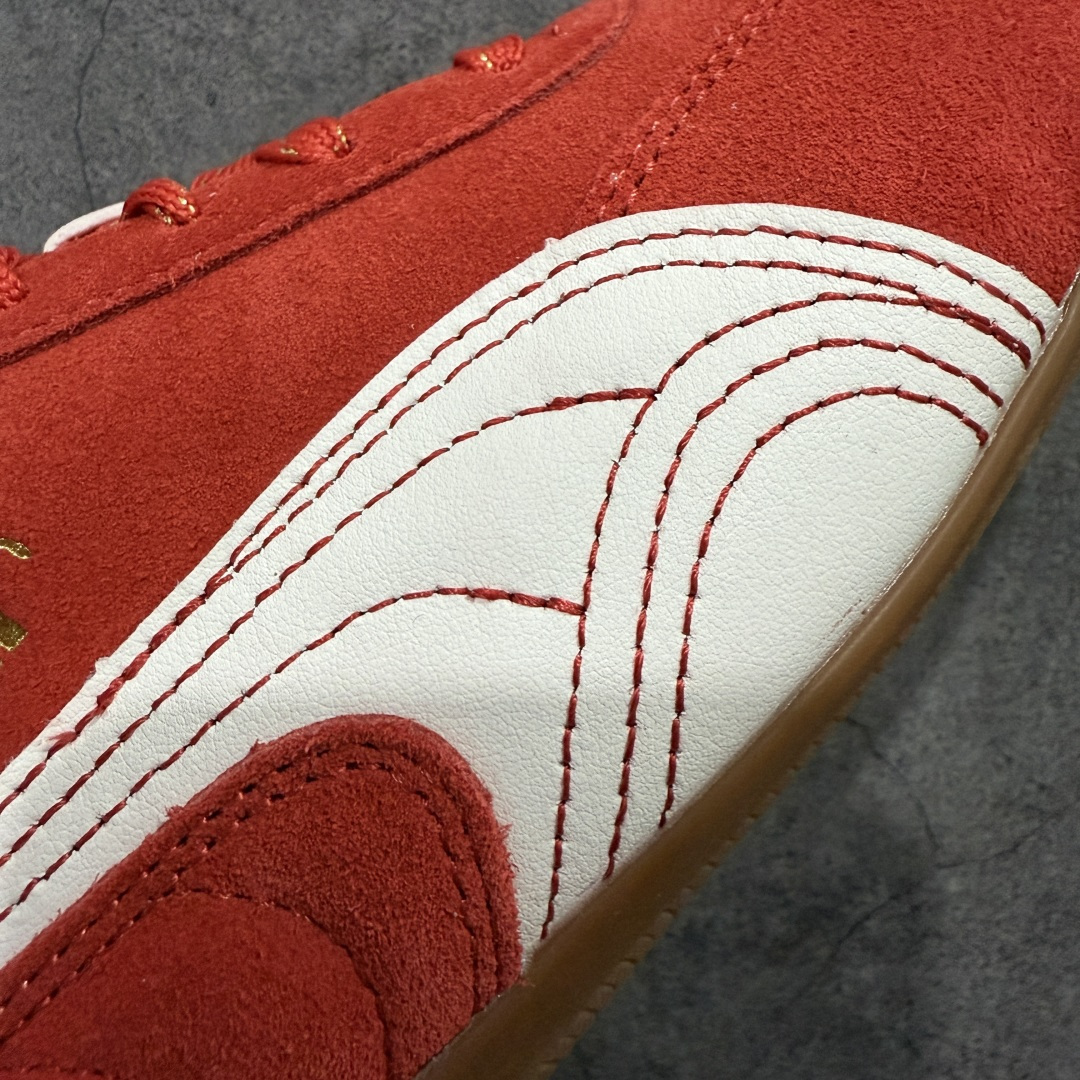 图片[4]-【渠道纯原版】Puma Speedcat OG Sparco 彪马罗马阿莫尔系列 复古运动休闲赛车跑鞋红白马年限定 408848-01 目前市场最优版本 无论是版型 细节 烫金刺绣走线 完全碾压市场任意版本 欢迎对比🆚 工厂耗时3个月开发 原装档案原数据纸版楦型 采用固色翻毛皮鞋面材质(正确二次成型\’猛帮\’成型工艺🆚区别市面版本!!) 外置原数据开发轻量耐磨橡胶大底💪🏻 全球知名运动品牌PUMA宝马赛车系列 融合了宝马车队的标志性配色 以趣味十足又前卫复古的设计引领潮流 将赛道精神融入街头时尚 开启前卫竞速之旅 主打前卫复古风 Roma鞋款的鞋侧以复古的流线造型 缀以宝马经典Logo 巧妙吸睛 而Speedcat鞋款以亮眼三色条纹元素缀以舒适鞋面 赋予了独特的个性美学 演绎赛车的无尽能量 尺码：35.5-45-选品中心