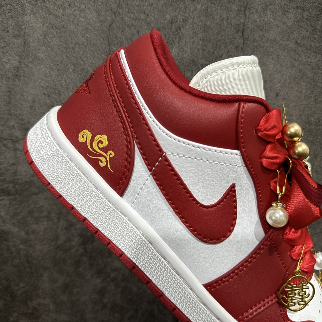 图片[7]-【纯原礼盒版本】Air Jordan 1 Low\”Wedding\”乔丹AJ1低帮秀禾婚鞋祥云☁ 货号：553558-611 该定制版球鞋选用原鞋款为AJ1低帮系列球鞋，灵感来自中式婚庆，保留原鞋灰白红基调的基础上，叠加红色丝绒鞋带、增加整体的质感。配饰有双喜金属小挂件，再次呼应主题，呈现出中式婚礼的喜庆、庄重、雅致！鞋面金属挂件及鞋头喜字均可拆卸，同时满足婚庆和日常穿搭需求。本产品所有图片均为实物拍摄，受环境、设备影响会存在微小的色彩差异。定制球鞋均为纯手工定制，满足日常穿戴需求，穿着过程尽量避免剧烈运动和锐物划伤、避免使用高浓度的有机溶剂进行擦洗。 尺码： 36 36.5 37.5 38 38.5 39 40 40.5 41 42 42.5 43 44 44.5 45 46-选品中心