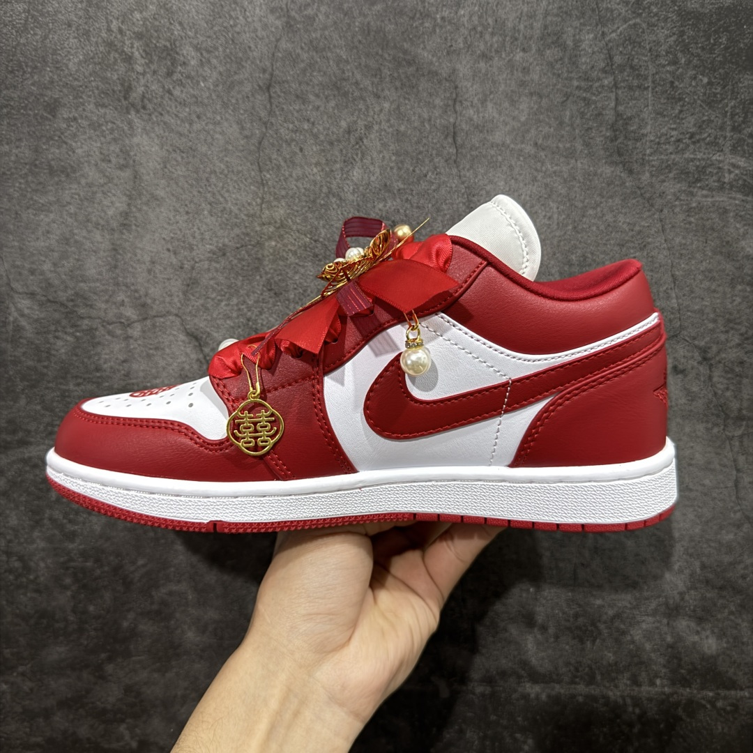 图片[2]-【纯原礼盒版本】Air Jordan 1 Low\”Wedding\”乔丹AJ1低帮秀禾婚鞋祥云☁ 货号：553558-611 该定制版球鞋选用原鞋款为AJ1低帮系列球鞋，灵感来自中式婚庆，保留原鞋灰白红基调的基础上，叠加红色丝绒鞋带、增加整体的质感。配饰有双喜金属小挂件，再次呼应主题，呈现出中式婚礼的喜庆、庄重、雅致！鞋面金属挂件及鞋头喜字均可拆卸，同时满足婚庆和日常穿搭需求。本产品所有图片均为实物拍摄，受环境、设备影响会存在微小的色彩差异。定制球鞋均为纯手工定制，满足日常穿戴需求，穿着过程尽量避免剧烈运动和锐物划伤、避免使用高浓度的有机溶剂进行擦洗。 尺码： 36 36.5 37.5 38 38.5 39 40 40.5 41 42 42.5 43 44 44.5 45 46-选品中心