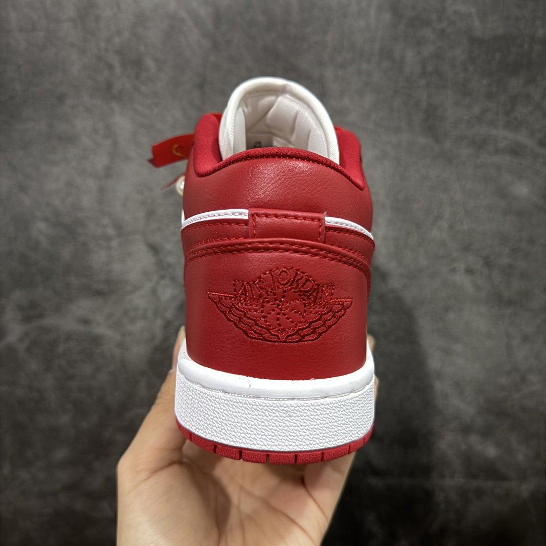 图片[4]-【纯原礼盒版本】Air Jordan 1 Low\”Wedding\”乔丹AJ1低帮秀禾婚鞋祥云☁ 货号：553558-611 该定制版球鞋选用原鞋款为AJ1低帮系列球鞋，灵感来自中式婚庆，保留原鞋灰白红基调的基础上，叠加红色丝绒鞋带、增加整体的质感。配饰有双喜金属小挂件，再次呼应主题，呈现出中式婚礼的喜庆、庄重、雅致！鞋面金属挂件及鞋头喜字均可拆卸，同时满足婚庆和日常穿搭需求。本产品所有图片均为实物拍摄，受环境、设备影响会存在微小的色彩差异。定制球鞋均为纯手工定制，满足日常穿戴需求，穿着过程尽量避免剧烈运动和锐物划伤、避免使用高浓度的有机溶剂进行擦洗。 尺码： 36 36.5 37.5 38 38.5 39 40 40.5 41 42 42.5 43 44 44.5 45 46-选品中心