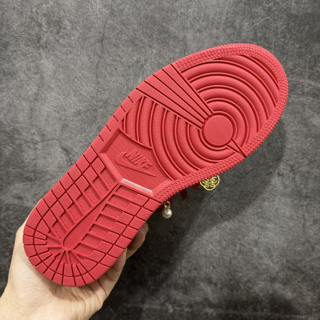 图片[9]-【纯原礼盒版本】Air Jordan 1 Low\”Wedding\”乔丹AJ1低帮秀禾婚鞋祥云☁ 货号：553558-611 该定制版球鞋选用原鞋款为AJ1低帮系列球鞋，灵感来自中式婚庆，保留原鞋灰白红基调的基础上，叠加红色丝绒鞋带、增加整体的质感。配饰有双喜金属小挂件，再次呼应主题，呈现出中式婚礼的喜庆、庄重、雅致！鞋面金属挂件及鞋头喜字均可拆卸，同时满足婚庆和日常穿搭需求。本产品所有图片均为实物拍摄，受环境、设备影响会存在微小的色彩差异。定制球鞋均为纯手工定制，满足日常穿戴需求，穿着过程尽量避免剧烈运动和锐物划伤、避免使用高浓度的有机溶剂进行擦洗。 尺码： 36 36.5 37.5 38 38.5 39 40 40.5 41 42 42.5 43 44 44.5 45 46-选品中心