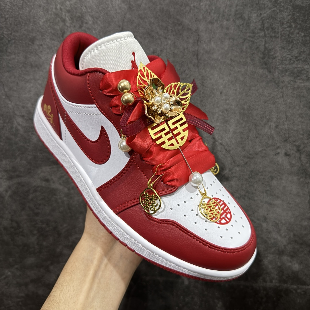 图片[3]-【纯原礼盒版本】Air Jordan 1 Low\”Wedding\”乔丹AJ1低帮秀禾婚鞋祥云☁ 货号：553558-611 该定制版球鞋选用原鞋款为AJ1低帮系列球鞋，灵感来自中式婚庆，保留原鞋灰白红基调的基础上，叠加红色丝绒鞋带、增加整体的质感。配饰有双喜金属小挂件，再次呼应主题，呈现出中式婚礼的喜庆、庄重、雅致！鞋面金属挂件及鞋头喜字均可拆卸，同时满足婚庆和日常穿搭需求。本产品所有图片均为实物拍摄，受环境、设备影响会存在微小的色彩差异。定制球鞋均为纯手工定制，满足日常穿戴需求，穿着过程尽量避免剧烈运动和锐物划伤、避免使用高浓度的有机溶剂进行擦洗。 尺码： 36 36.5 37.5 38 38.5 39 40 40.5 41 42 42.5 43 44 44.5 45 46-选品中心