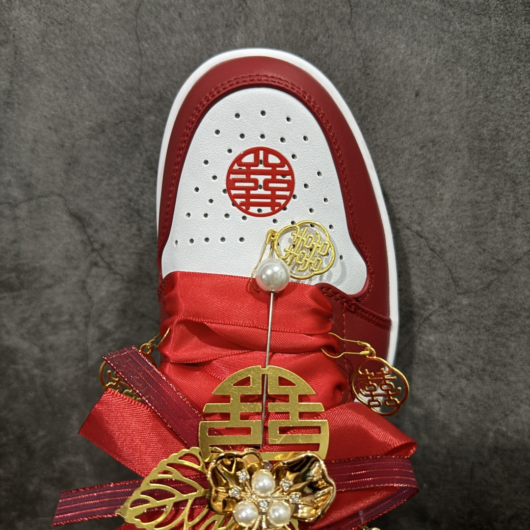 图片[5]-【纯原礼盒版本】Air Jordan 1 Low\”Wedding\”乔丹AJ1低帮秀禾婚鞋祥云☁ 货号：553558-611 该定制版球鞋选用原鞋款为AJ1低帮系列球鞋，灵感来自中式婚庆，保留原鞋灰白红基调的基础上，叠加红色丝绒鞋带、增加整体的质感。配饰有双喜金属小挂件，再次呼应主题，呈现出中式婚礼的喜庆、庄重、雅致！鞋面金属挂件及鞋头喜字均可拆卸，同时满足婚庆和日常穿搭需求。本产品所有图片均为实物拍摄，受环境、设备影响会存在微小的色彩差异。定制球鞋均为纯手工定制，满足日常穿戴需求，穿着过程尽量避免剧烈运动和锐物划伤、避免使用高浓度的有机溶剂进行擦洗。 尺码： 36 36.5 37.5 38 38.5 39 40 40.5 41 42 42.5 43 44 44.5 45 46-选品中心