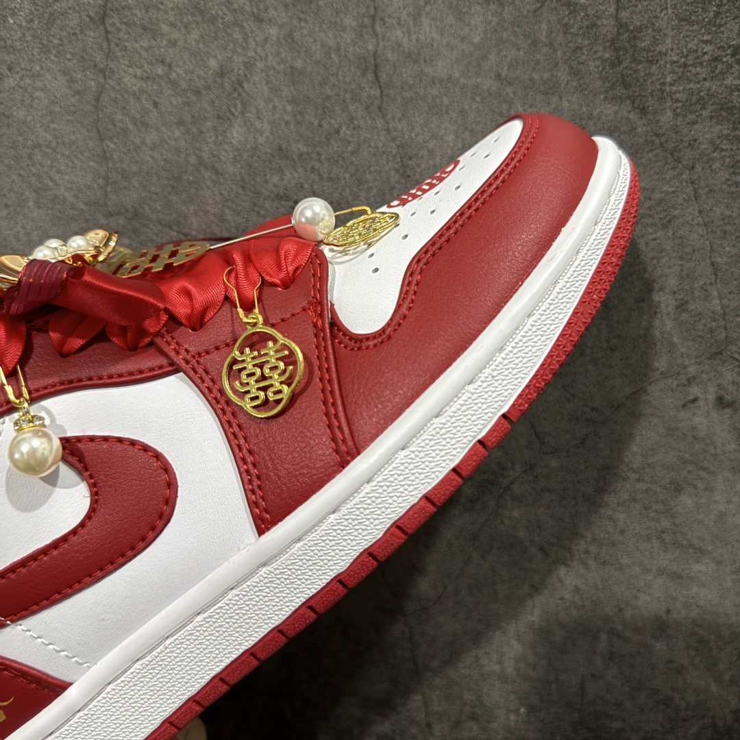 图片[6]-【纯原礼盒版本】Air Jordan 1 Low\”Wedding\”乔丹AJ1低帮秀禾婚鞋祥云☁ 货号：553558-611 该定制版球鞋选用原鞋款为AJ1低帮系列球鞋，灵感来自中式婚庆，保留原鞋灰白红基调的基础上，叠加红色丝绒鞋带、增加整体的质感。配饰有双喜金属小挂件，再次呼应主题，呈现出中式婚礼的喜庆、庄重、雅致！鞋面金属挂件及鞋头喜字均可拆卸，同时满足婚庆和日常穿搭需求。本产品所有图片均为实物拍摄，受环境、设备影响会存在微小的色彩差异。定制球鞋均为纯手工定制，满足日常穿戴需求，穿着过程尽量避免剧烈运动和锐物划伤、避免使用高浓度的有机溶剂进行擦洗。 尺码： 36 36.5 37.5 38 38.5 39 40 40.5 41 42 42.5 43 44 44.5 45 46-选品中心