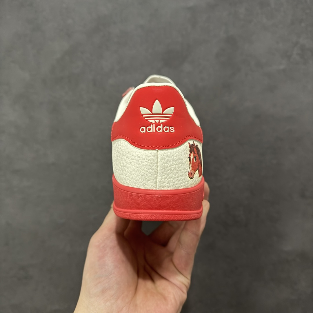 图片[4]-【定制版】马年新款Adidas Originals GAZELLE BOLD W“马年联名限定-橙红”专为 2026 丙午马年打造的限定款德训鞋，以活力橙红撞色点燃新年氛围，鞋头 2026 字样 + 鞋侧奔马印花，橙红条纹呼应马年活力，米白荔枝纹皮革搭配橙红渐变条纹，红色鞋带与鞋尾形成视觉呼应，经典德训鞋型注入鲜活年味，吸睛度拉满！ 货号： LX0902 尺码： 36 36.5 37.5 38 38.5 39 40 40.5 41 42 42.5 43 44 44.5 45-选品中心