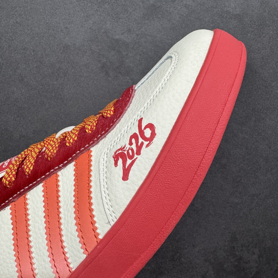 图片[5]-【定制版】马年新款Adidas Originals GAZELLE BOLD W“马年联名限定-橙红”专为 2026 丙午马年打造的限定款德训鞋，以活力橙红撞色点燃新年氛围，鞋头 2026 字样 + 鞋侧奔马印花，橙红条纹呼应马年活力，米白荔枝纹皮革搭配橙红渐变条纹，红色鞋带与鞋尾形成视觉呼应，经典德训鞋型注入鲜活年味，吸睛度拉满！ 货号： LX0902 尺码： 36 36.5 37.5 38 38.5 39 40 40.5 41 42 42.5 43 44 44.5 45-选品中心