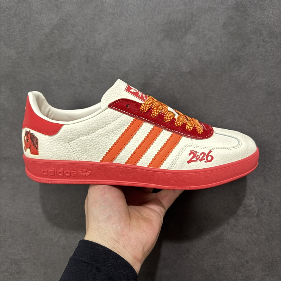 【定制版】马年新款Adidas Originals GAZELLE BOLD W“马年联名限定-橙红”专为 2026 丙午马年打造的限定款德训鞋,以活力橙红撞色点燃新年氛围,鞋头 2026 字样 + 鞋侧奔马印花,橙红条纹呼应马年活力,米白荔枝纹皮革搭配橙红渐变条纹,红色鞋带与鞋尾形成视觉呼应,经典德训鞋型注入鲜活年味,吸睛度拉满! 货号: LX0902 尺码: 36 36.5 37.5 38 38.5 39 40 40.5 41 42 42.5 43 44 44.5 45-选品中心
