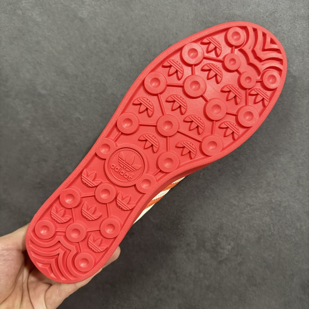 图片[9]-【定制版】马年新款Adidas Originals GAZELLE BOLD W“马年联名限定-橙红”专为 2026 丙午马年打造的限定款德训鞋，以活力橙红撞色点燃新年氛围，鞋头 2026 字样 + 鞋侧奔马印花，橙红条纹呼应马年活力，米白荔枝纹皮革搭配橙红渐变条纹，红色鞋带与鞋尾形成视觉呼应，经典德训鞋型注入鲜活年味，吸睛度拉满！ 货号： LX0902 尺码： 36 36.5 37.5 38 38.5 39 40 40.5 41 42 42.5 43 44 44.5 45-选品中心