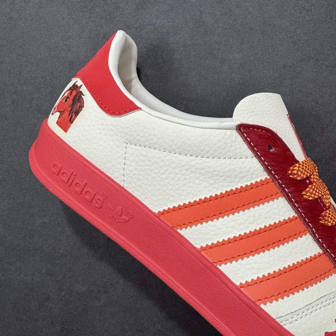 图片[6]-【定制版】马年新款Adidas Originals GAZELLE BOLD W“马年联名限定-橙红”专为 2026 丙午马年打造的限定款德训鞋，以活力橙红撞色点燃新年氛围，鞋头 2026 字样 + 鞋侧奔马印花，橙红条纹呼应马年活力，米白荔枝纹皮革搭配橙红渐变条纹，红色鞋带与鞋尾形成视觉呼应，经典德训鞋型注入鲜活年味，吸睛度拉满！ 货号： LX0902 尺码： 36 36.5 37.5 38 38.5 39 40 40.5 41 42 42.5 43 44 44.5 45-选品中心