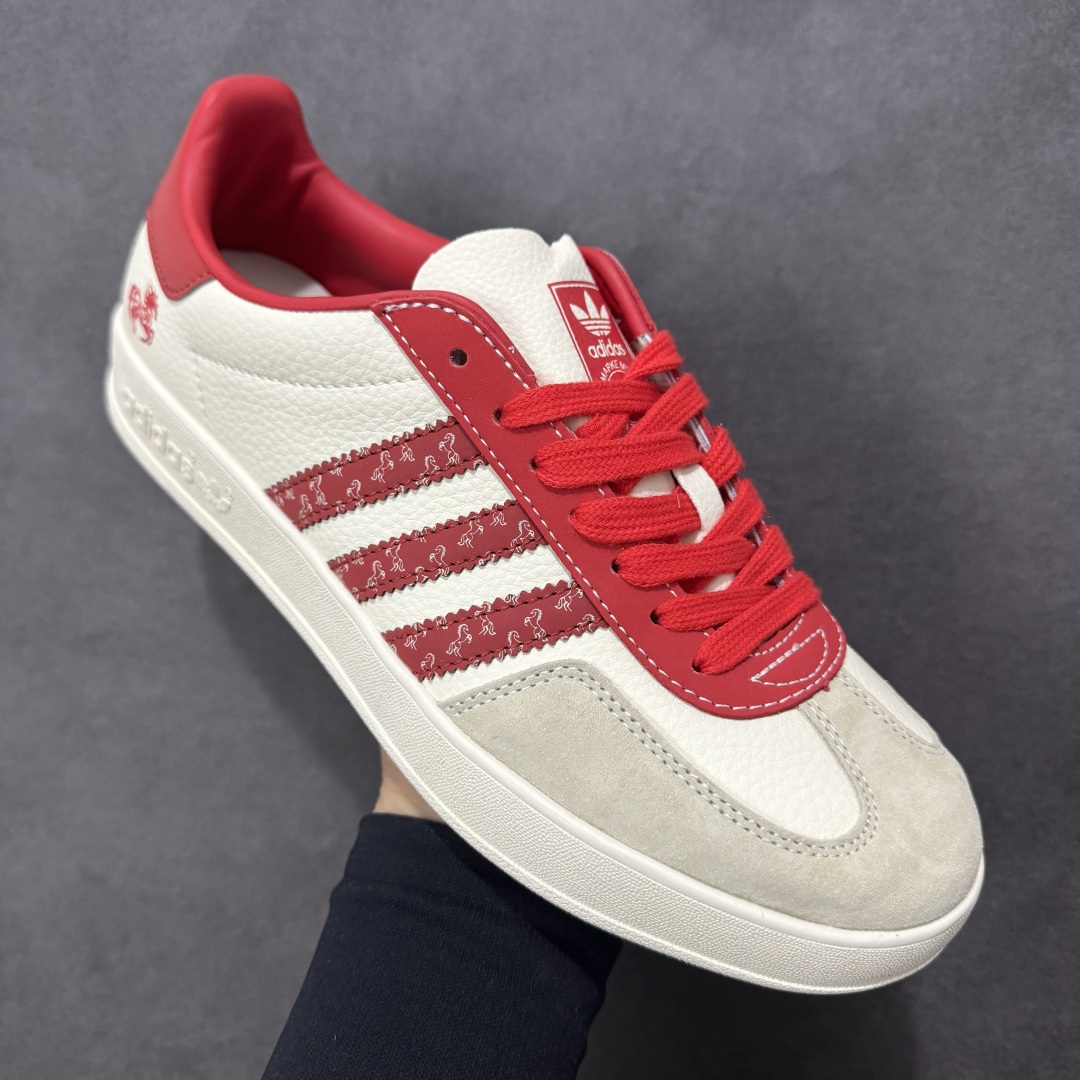 图片[3]-【定制版】马年新款Adidas Originals GAZELLE BOLD W“马年联名限定-橙红”专为 2026 丙午马年打造的限定款德训鞋，以活力橙红撞色点燃新年氛围，鞋头 2026 字样 + 鞋侧奔马印花，橙红条纹呼应马年活力，米白荔枝纹皮革搭配橙红渐变条纹，红色鞋带与鞋尾形成视觉呼应，经典德训鞋型注入鲜活年味，吸睛度拉满！ 货号： JJ2602 尺码： 36 36.5 37.5 38 38.5 39 40 40.5 41 42 42.5 43 44 44.5 45-选品中心